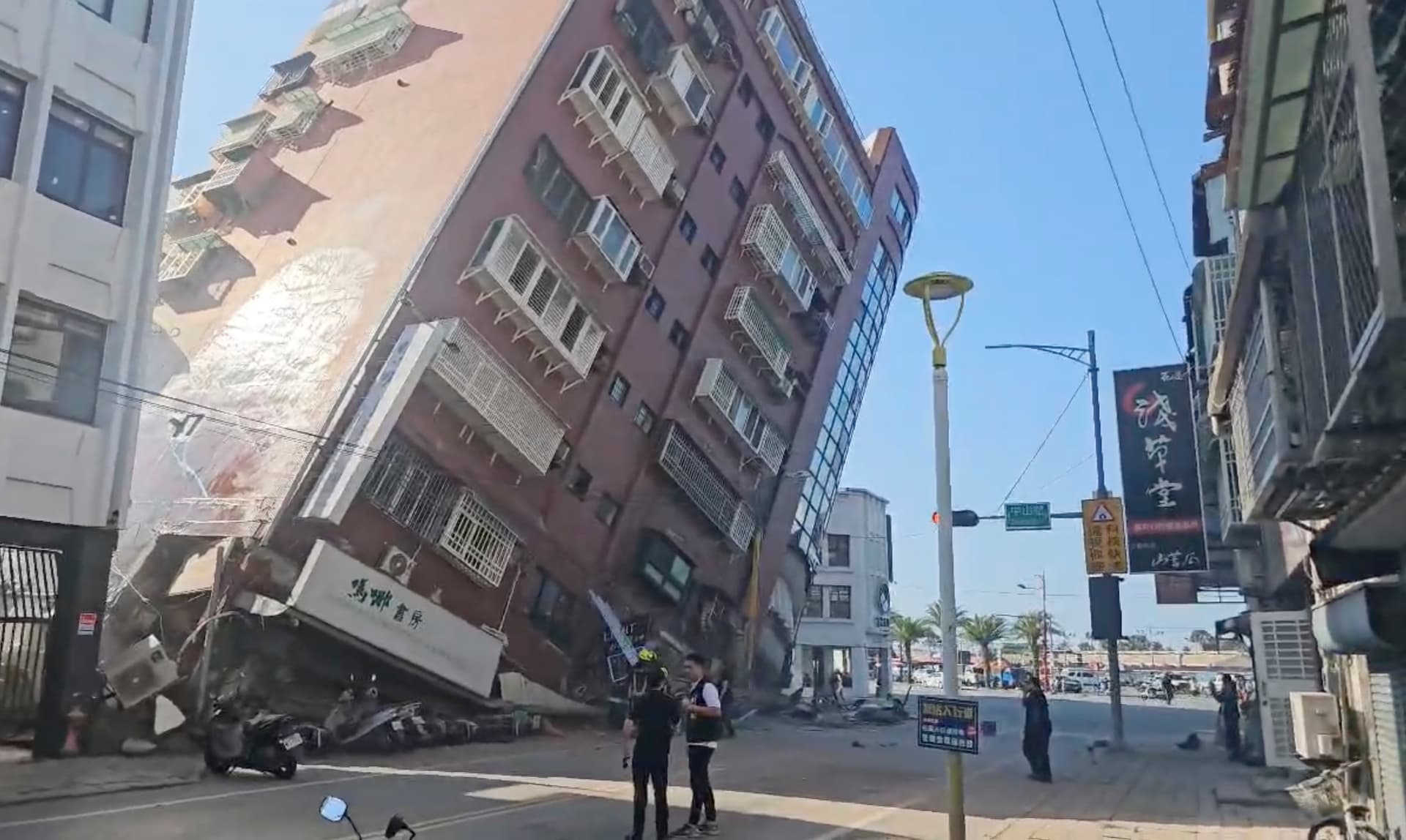 Steinschlag, Häuser kippten um: Tote und Verletzte bei schwerem Erdbeben in Taiwan