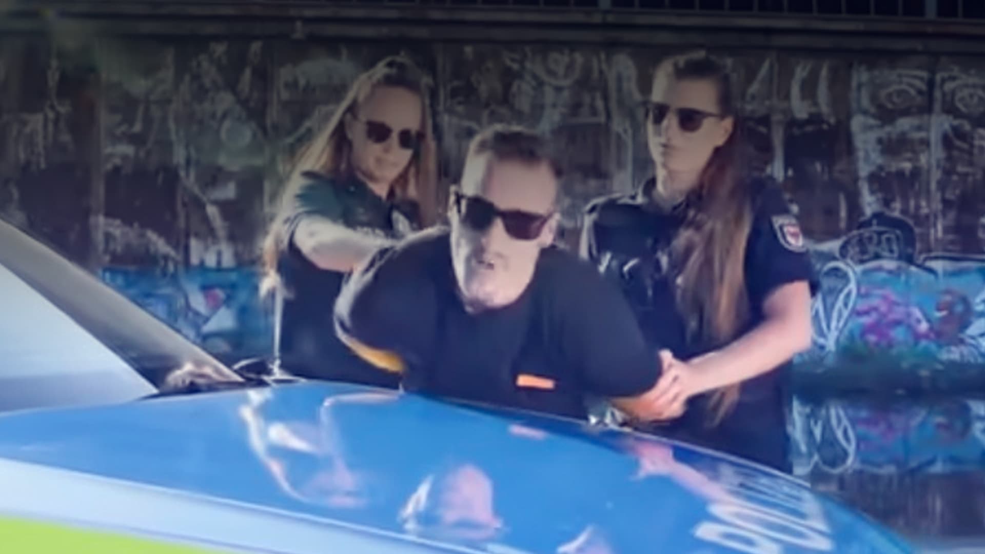 „Ziemlich fresh in ‘ner blauen Uniform“: Der peinliche Rap-Song, mit dem die Polizei Auszubildende sucht