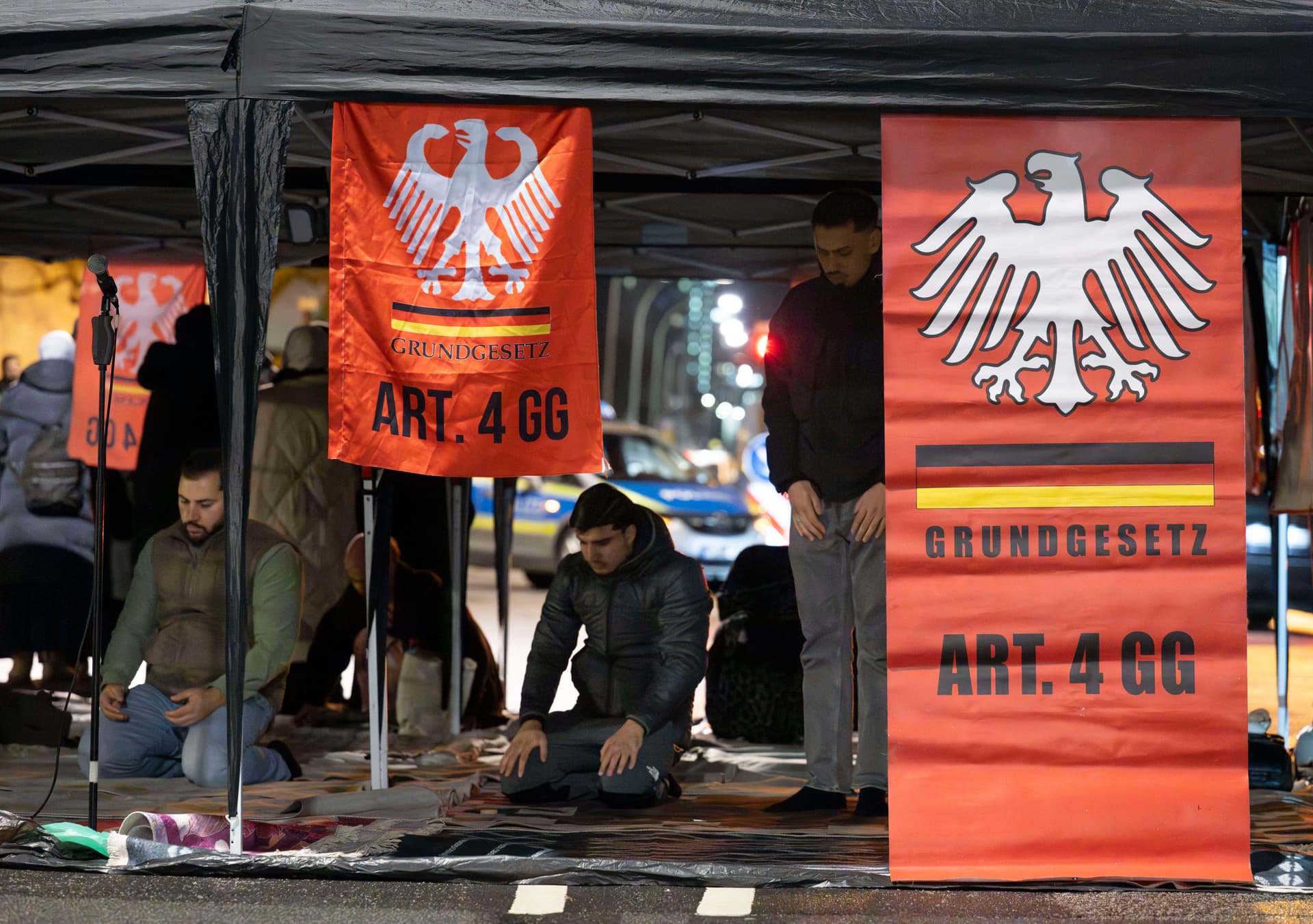 Jeden Donnerstag und Freitag Stau: Verfassungsgericht genehmigt Pop-up-Moschee der Mullahs in Frankfurt