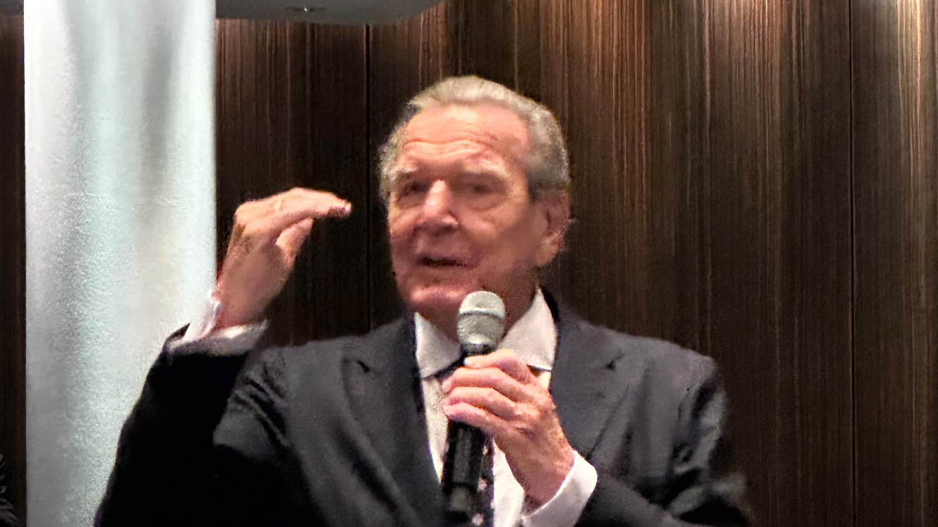 Gerhard Schröder teilt gegen Bürgergeld aus: „Jeder, der für sich selbst sorgen kann, muss das auch tun.“