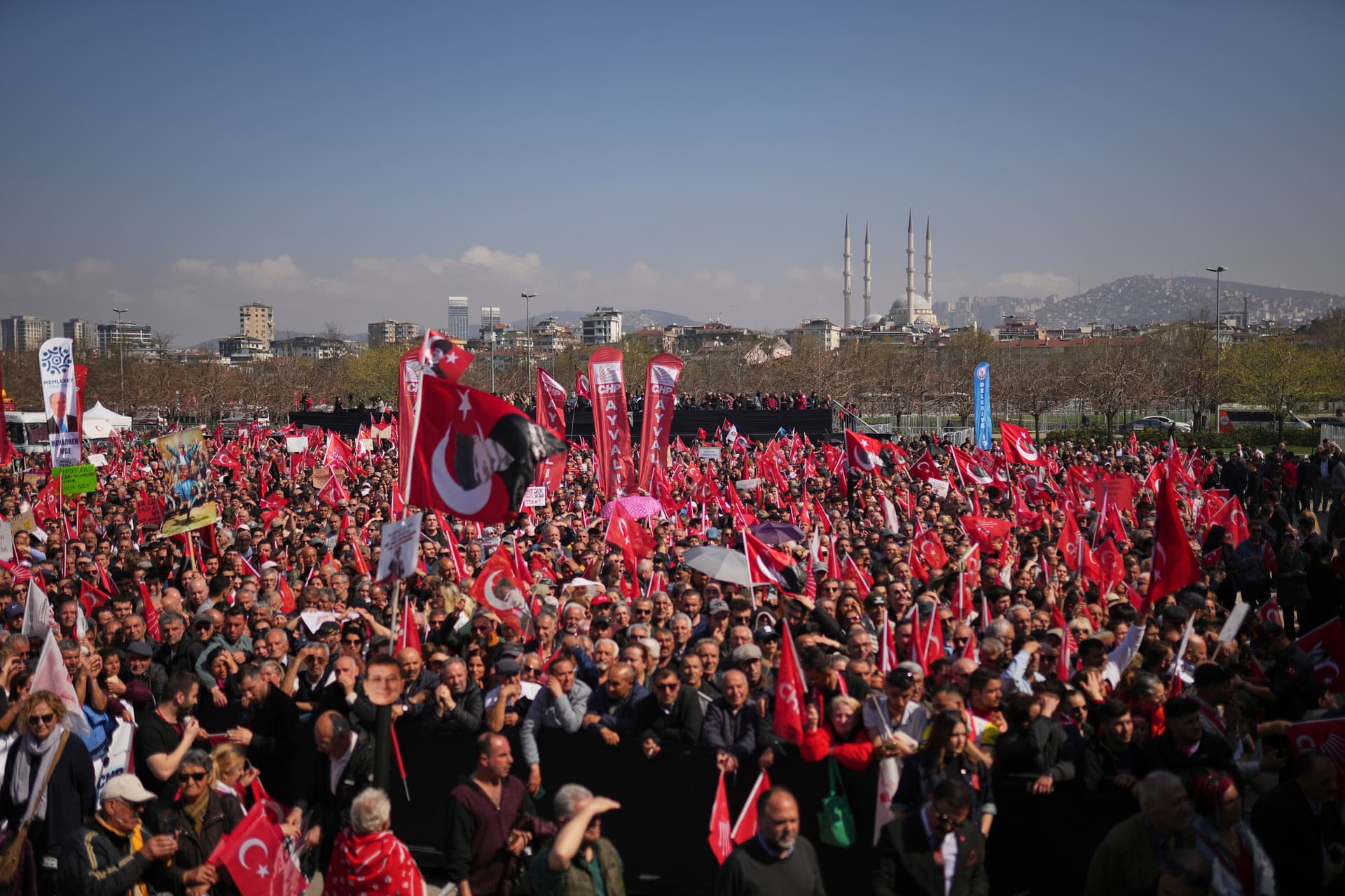 Zehntausende protestieren in der Türkei gegen Imamoglu-Verhaftung