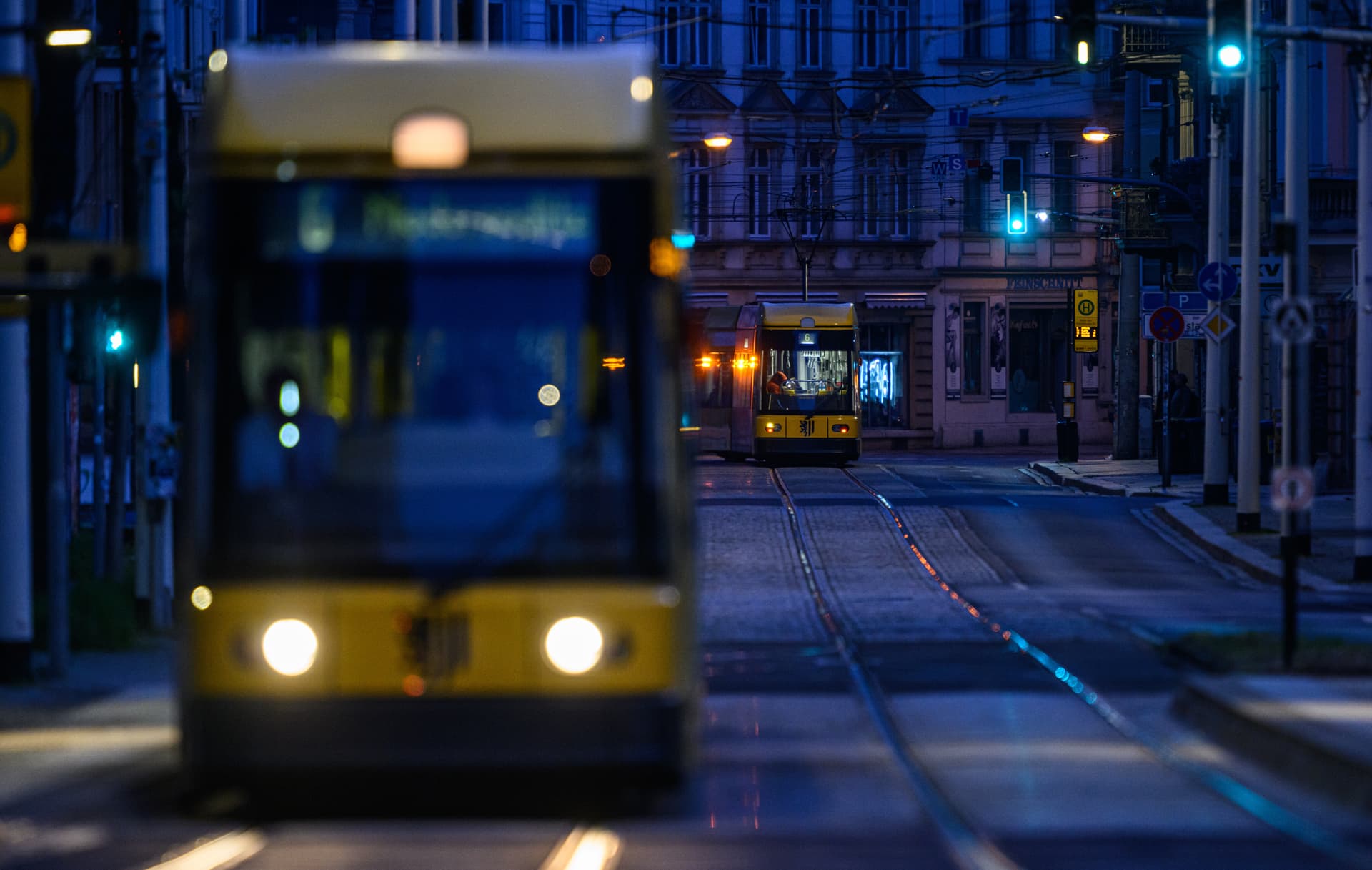 Antifa-Angriff an Silvester in Dresden: 50 Vermummte attackieren Straßenbahn und hinterlassen linksextreme Parolen