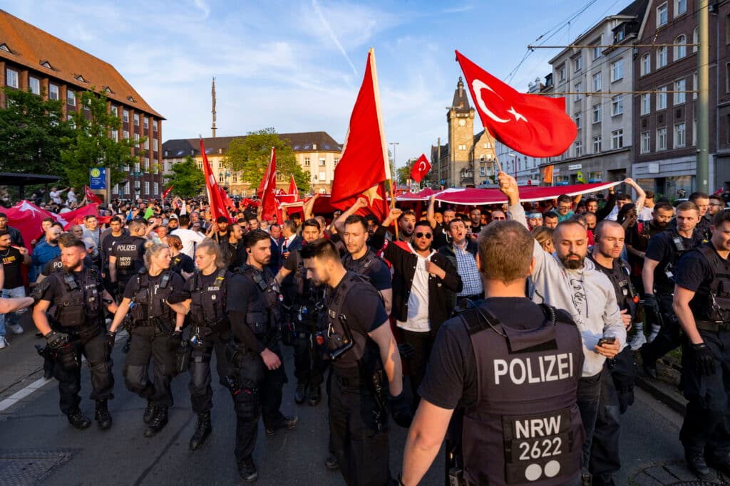 Erdogan-Anhänger in Deutschland und Österreich: Unruhen, Ausschreitungen und Messerstecherei