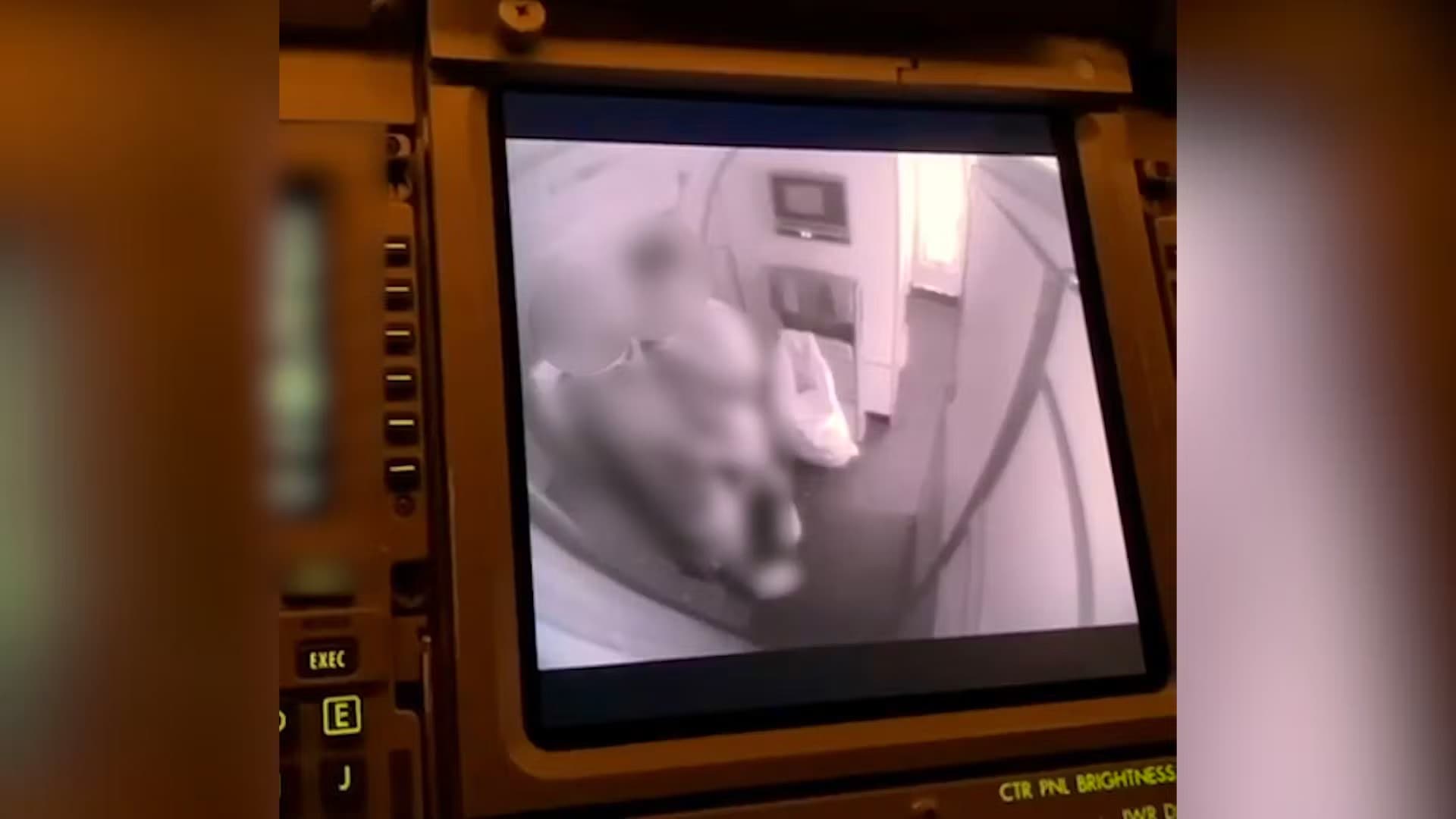 Vergnügen in der First Class: Flugzeug-Crew filmt Oralsex aus dem Cockpit