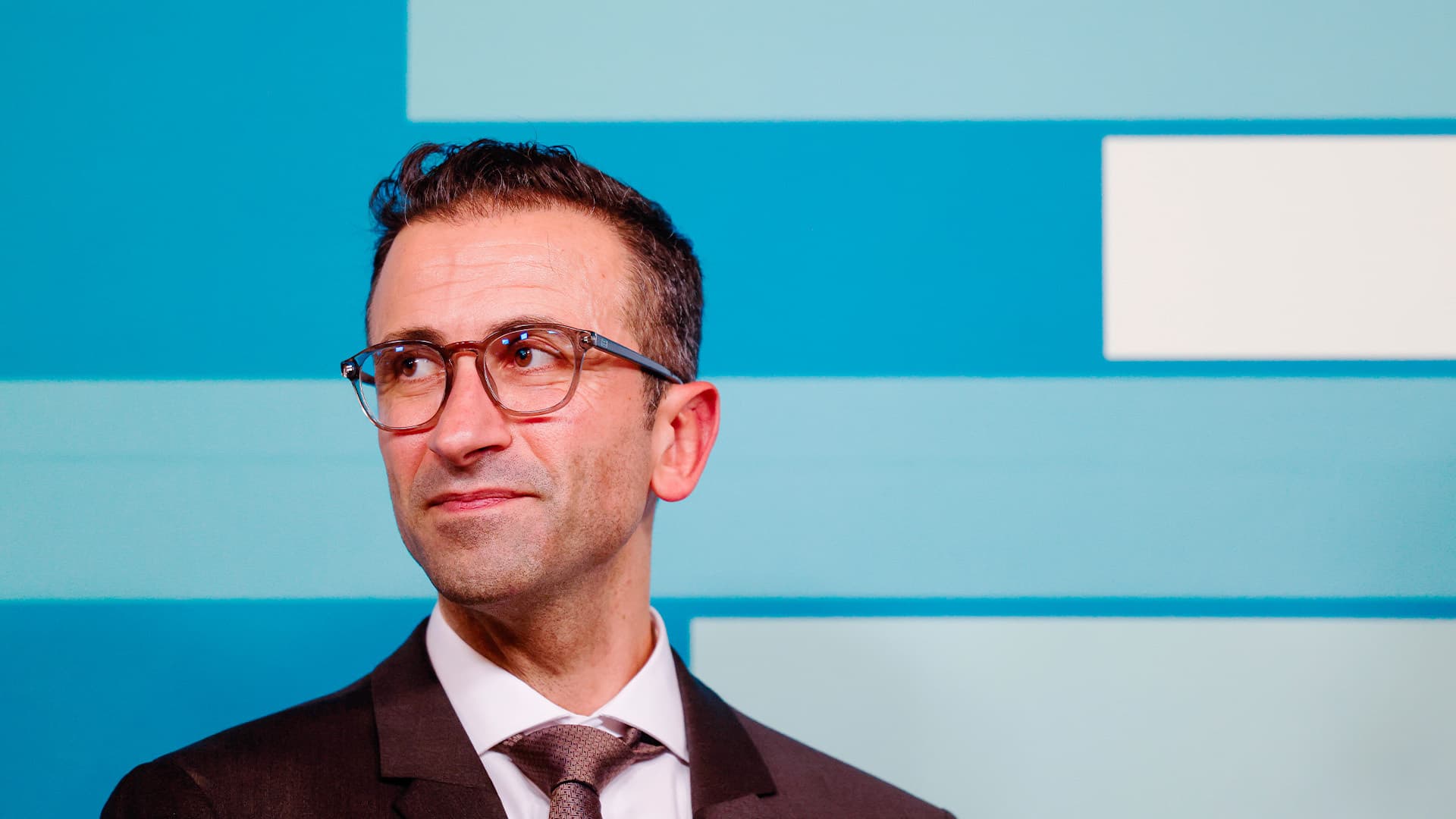 Weil er mit den „Grauen Wölfen“ sympathisiert? Grüner Kieler Oberbürgermeister wurde vom Verfassungsschutz versetzt