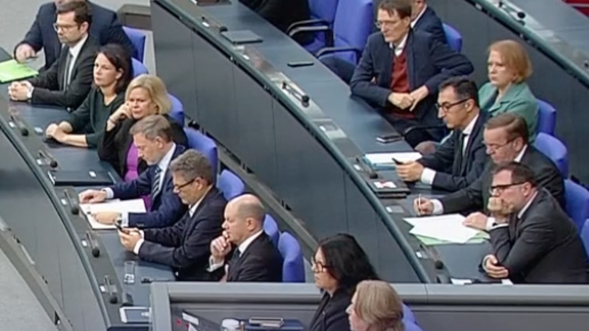 Schwatzen, Simsen, Aufstehen und Gehen: Unsere Regierung hat kein Benehmen mehr im Parlament