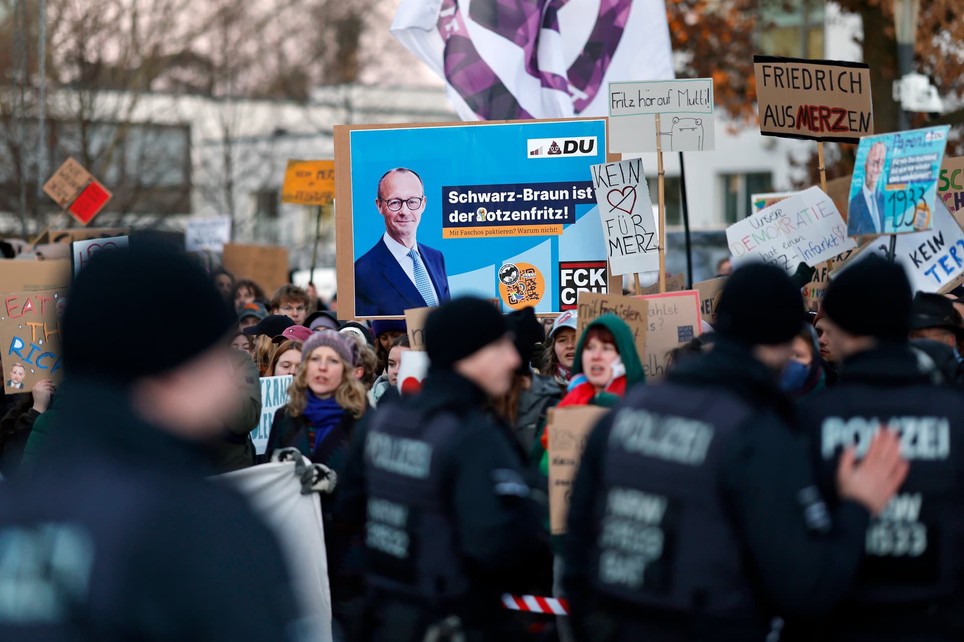Plakate zerstört, Büros gestürmt, Wahlhelfer attackiert: Wie Medien Gewalt gegen nicht-linke Parteien als „Proteste“ verharmlosen