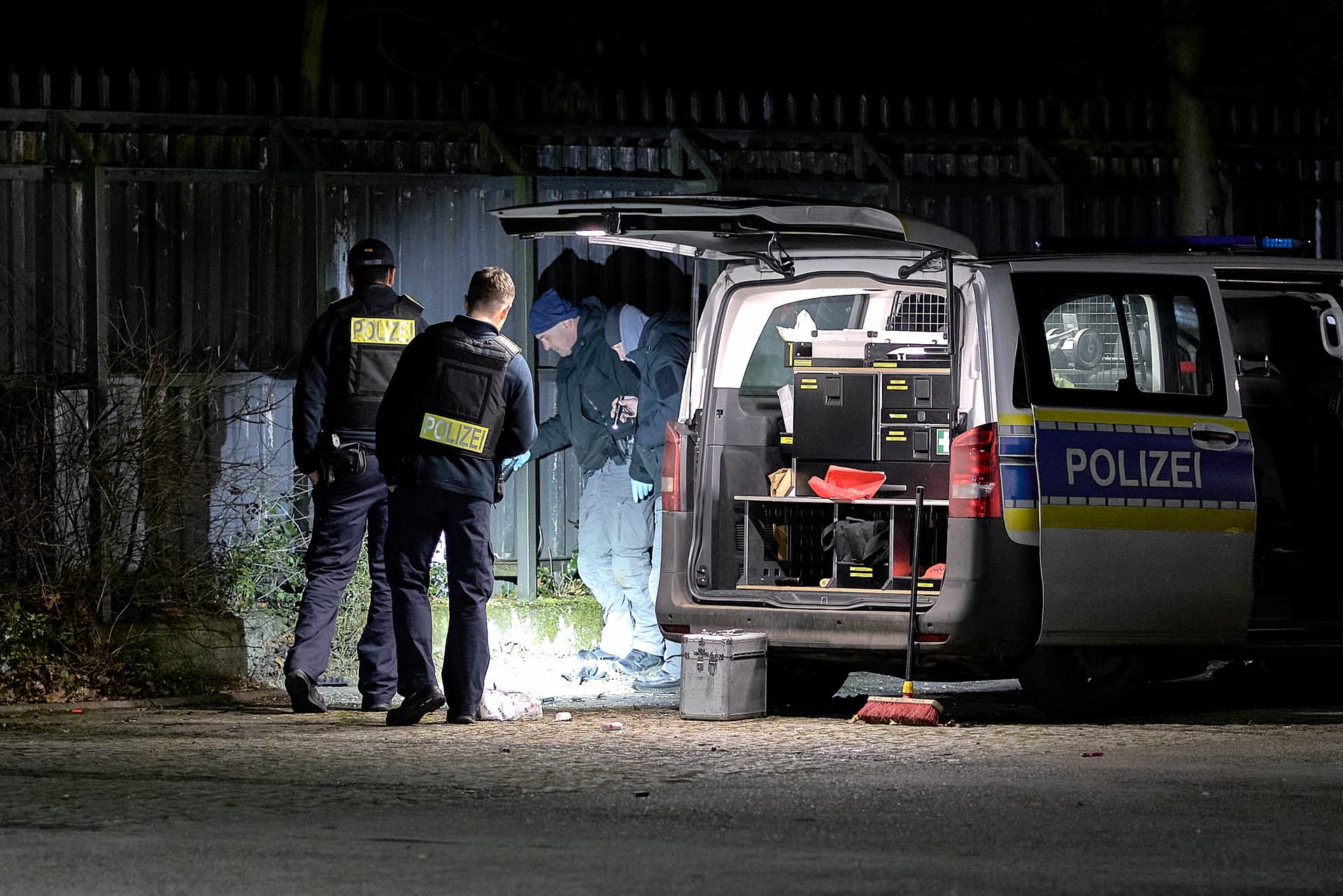 Anschlag? Zwei Polizisten durch Explosion schwer verletzt