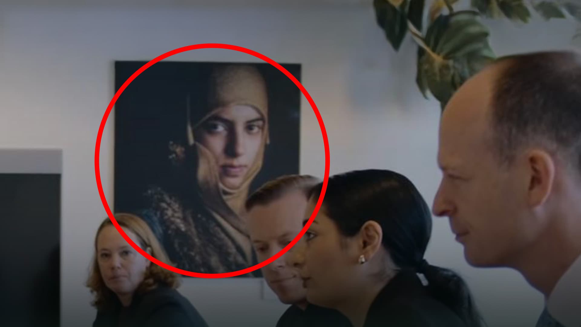 In Reem Alabali Radovans Entwicklungsministerium hängt das Foto eines Mädchens mit Kopftuch