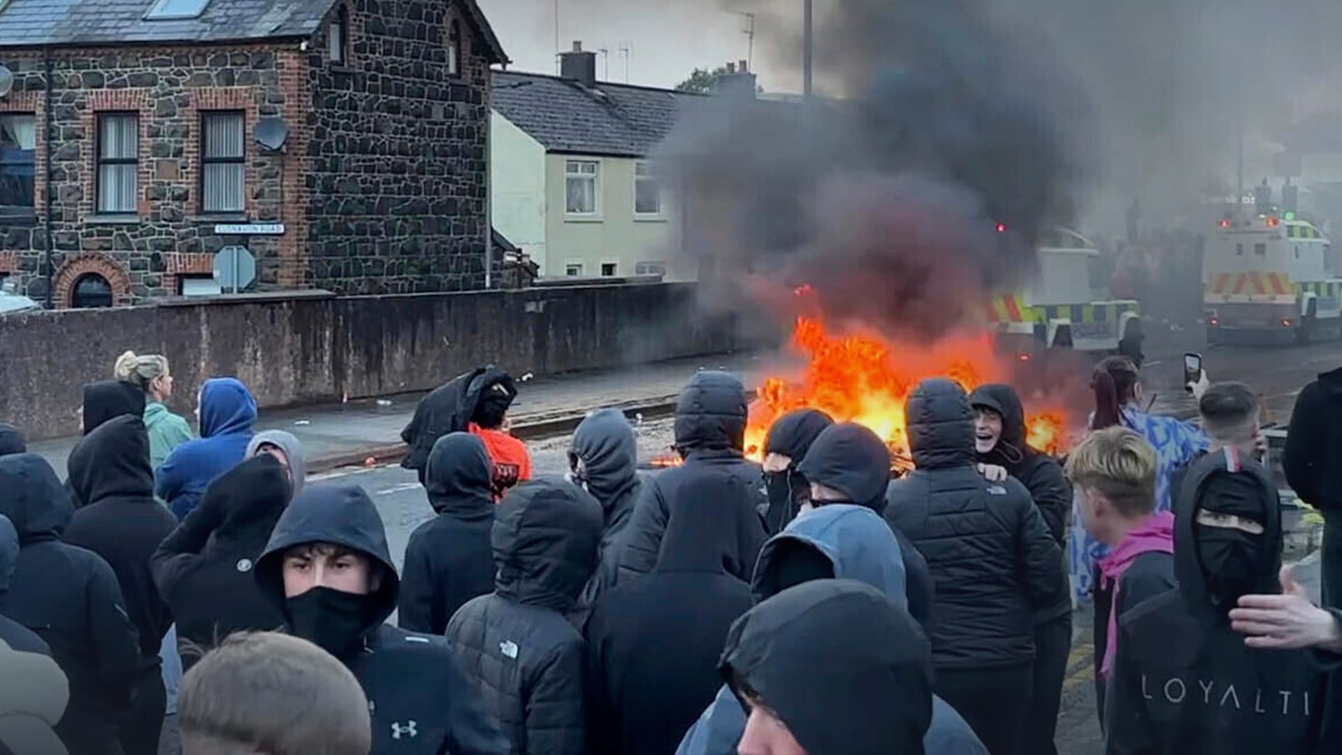 Ballymena brennt: Schwere Ausschreitungen in Nordirland nach Vergewaltigungsversuch durch Roma-Jugendliche