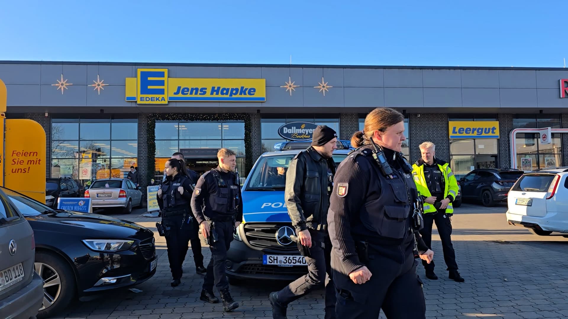 Brutaler Messerangriff vor Supermarkt in Kellinghusen: 36-Jähriger sticht wahllos auf Frau (63) ein