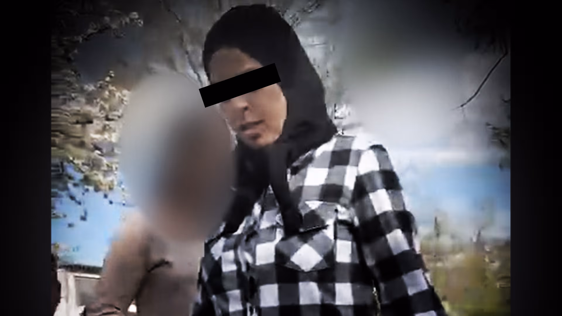 Frau filmt Prügel-Syrerin auf dem Spielplatz ‒ Polizei beschlagnahmt Handy