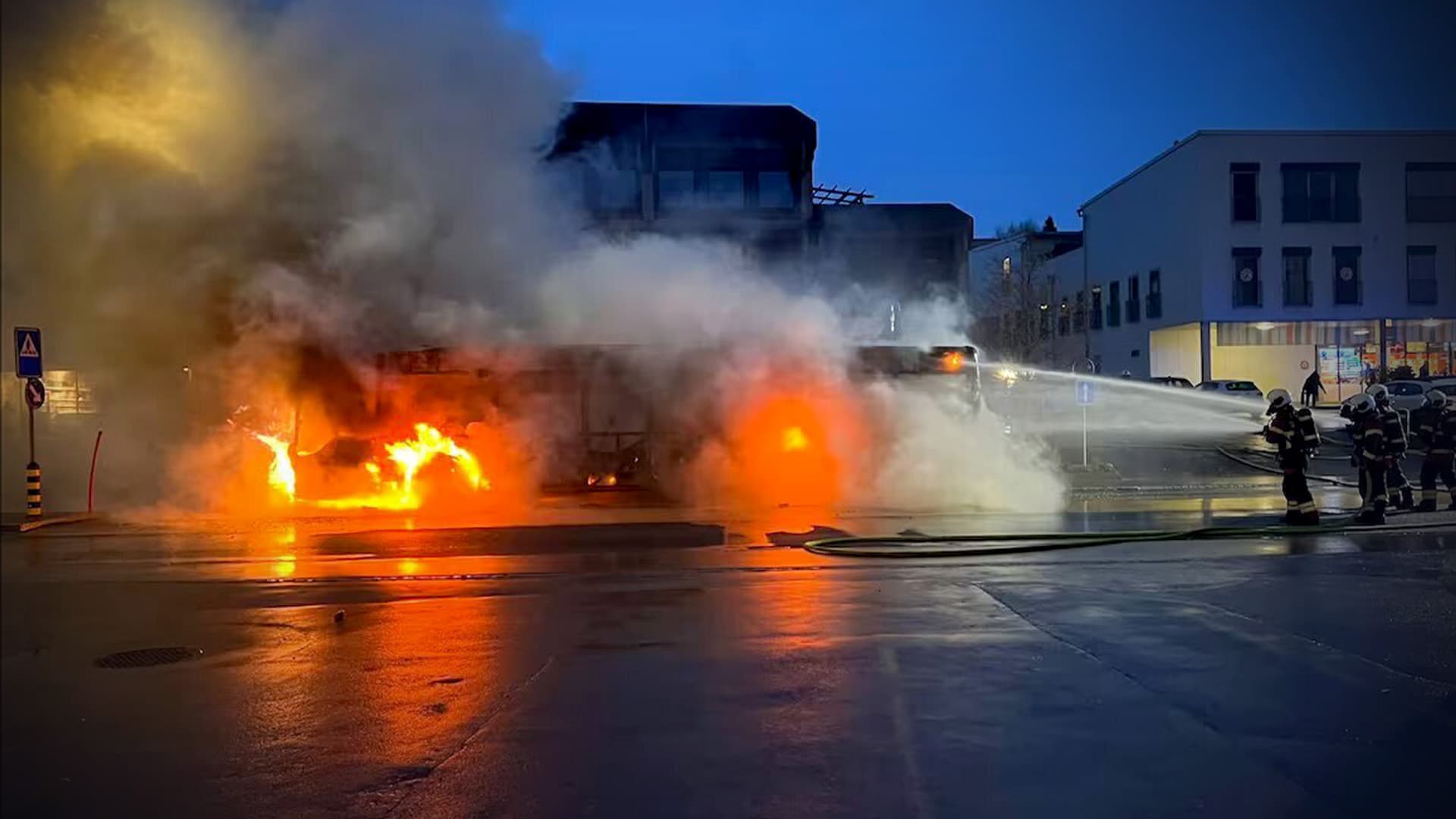 „Ein Mann hat Benzin ausgeleert und sich angezündet“: Schweizer Linienbus in Flammen – 6 Tote, 3 Schwerverletzte