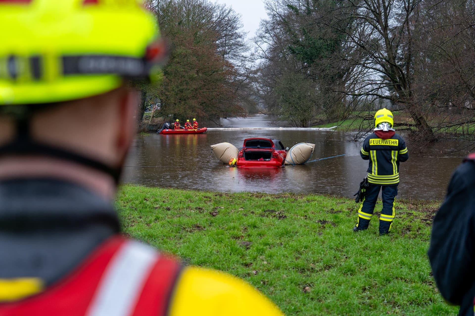 Auto versinkt im Wasser: Feuerwehr schneidet Dach auf und befreit Fahrerin