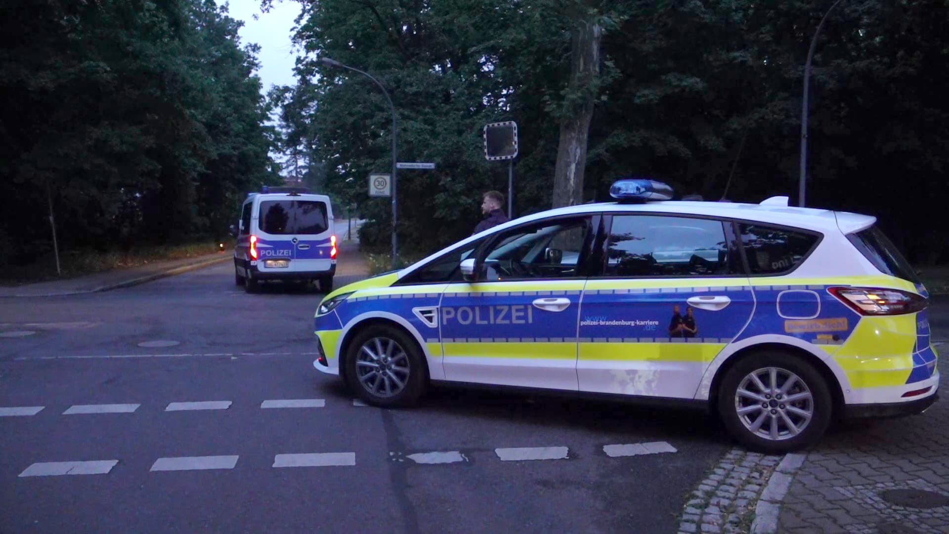 „Sieg Heil“-Rufe und Überfall mit Messer: Männer in Sachsen greifen ein Paar und die Polizei an
