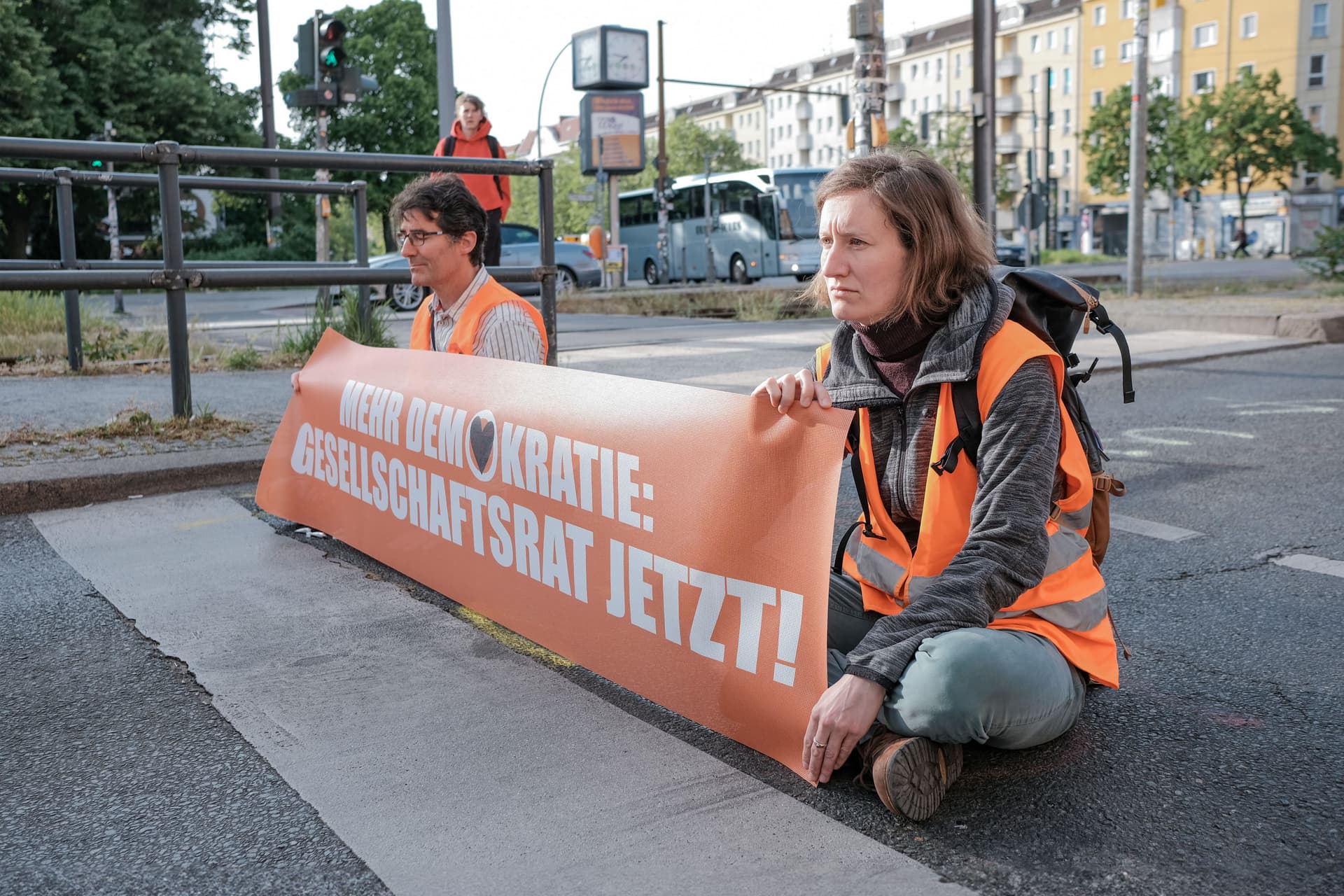 LKW-Fahrer fährt Klimaaktivisten in Stralsund an und schleift ihn mit