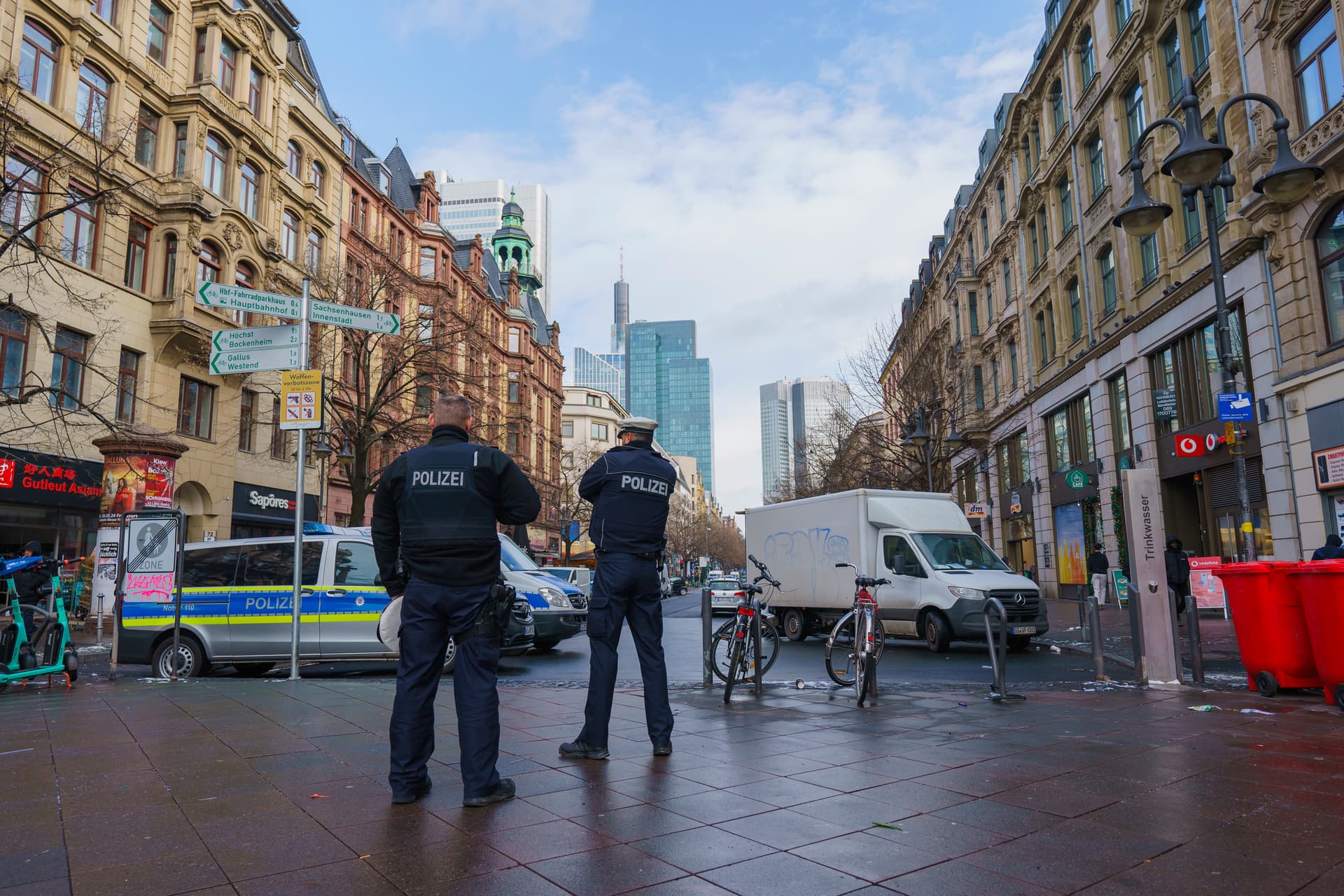 Schläge und Tritte: 15-Jähriger eskaliert während einer Polizeikontrolle
