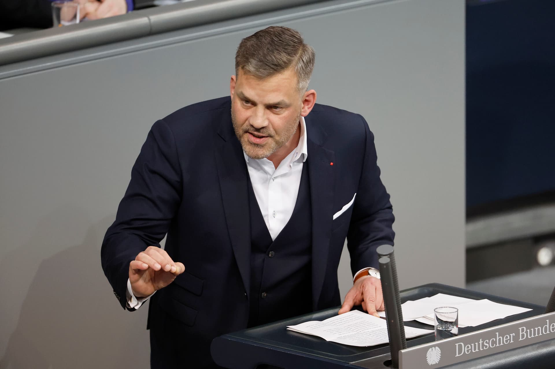 Weil sie keine Männer in ihrer Sauna wollen: SPD-Politiker beschimpft Frauen als Putin-Propagandisten!