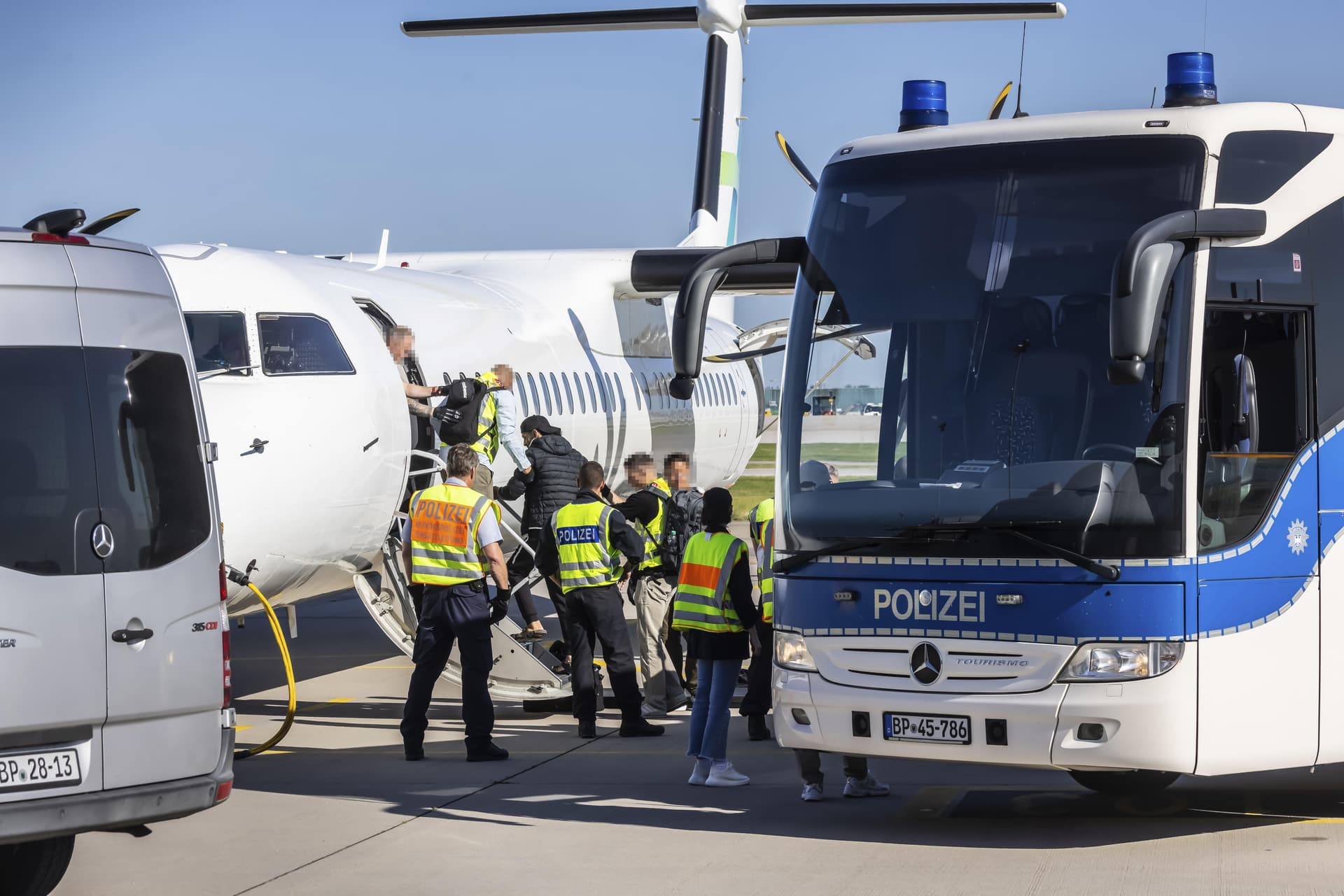 Abschiebungen: Von Januar bis März mussten 3 Syrer und 27 Afghanen Deutschland verlassen