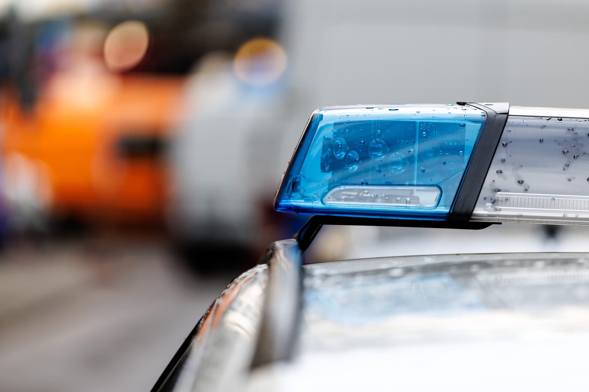 „Südeuropäischer Phänotyp“: Messerstich in Dortmunder Stadtbahn nach Streit um lautes Telefonat
