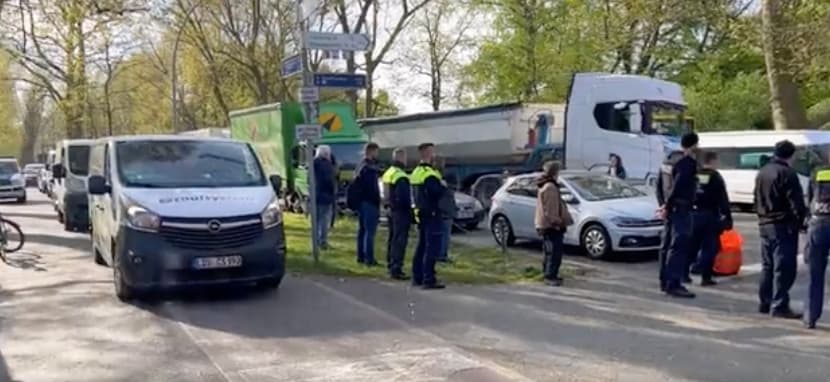 Berliner gegen Straßenkleber: Autos fahren über Fahrradweg an Klima-Klebern vorbei