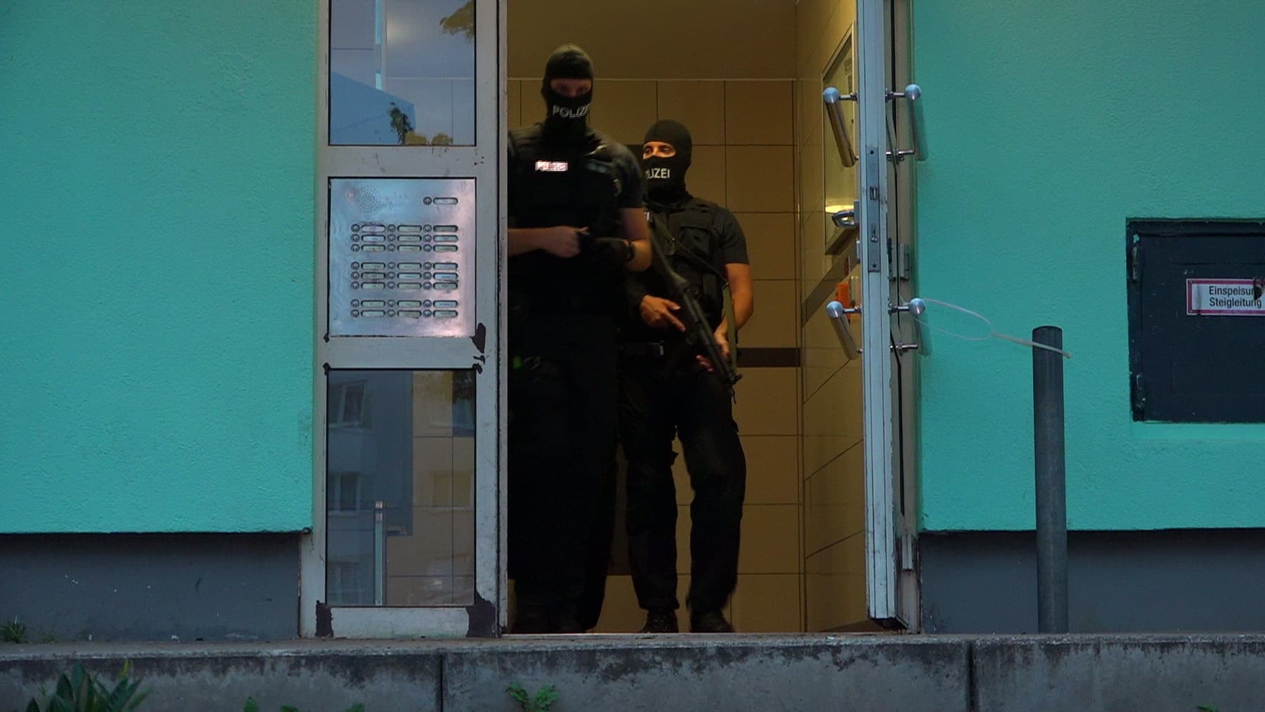 Macheten, Messer und ein Beil: Polizei stoppt Deutsch-Afghanen mit Waffenkoffer