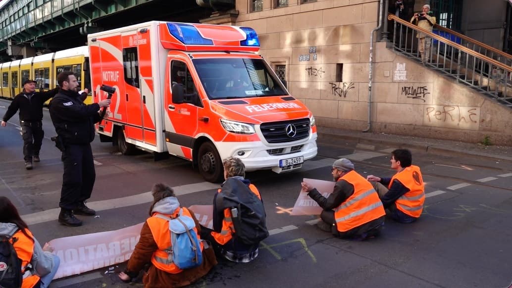 Traurige Statistik: Klima-Kleber blockierten mehr als 100 Rettungsfahrzeuge