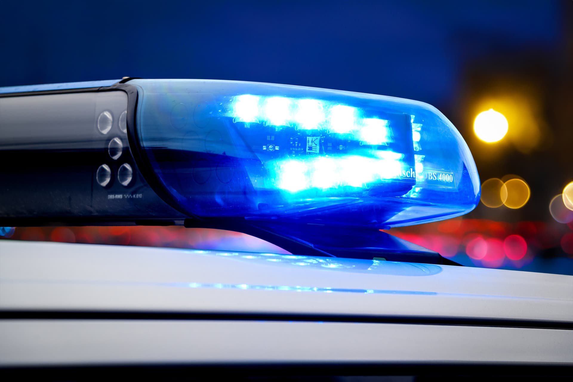 Mitten in der Nacht auf der Autobahn! Bewaffneter Überfall auf Reisebus in Bayern – Täter auf der Flucht