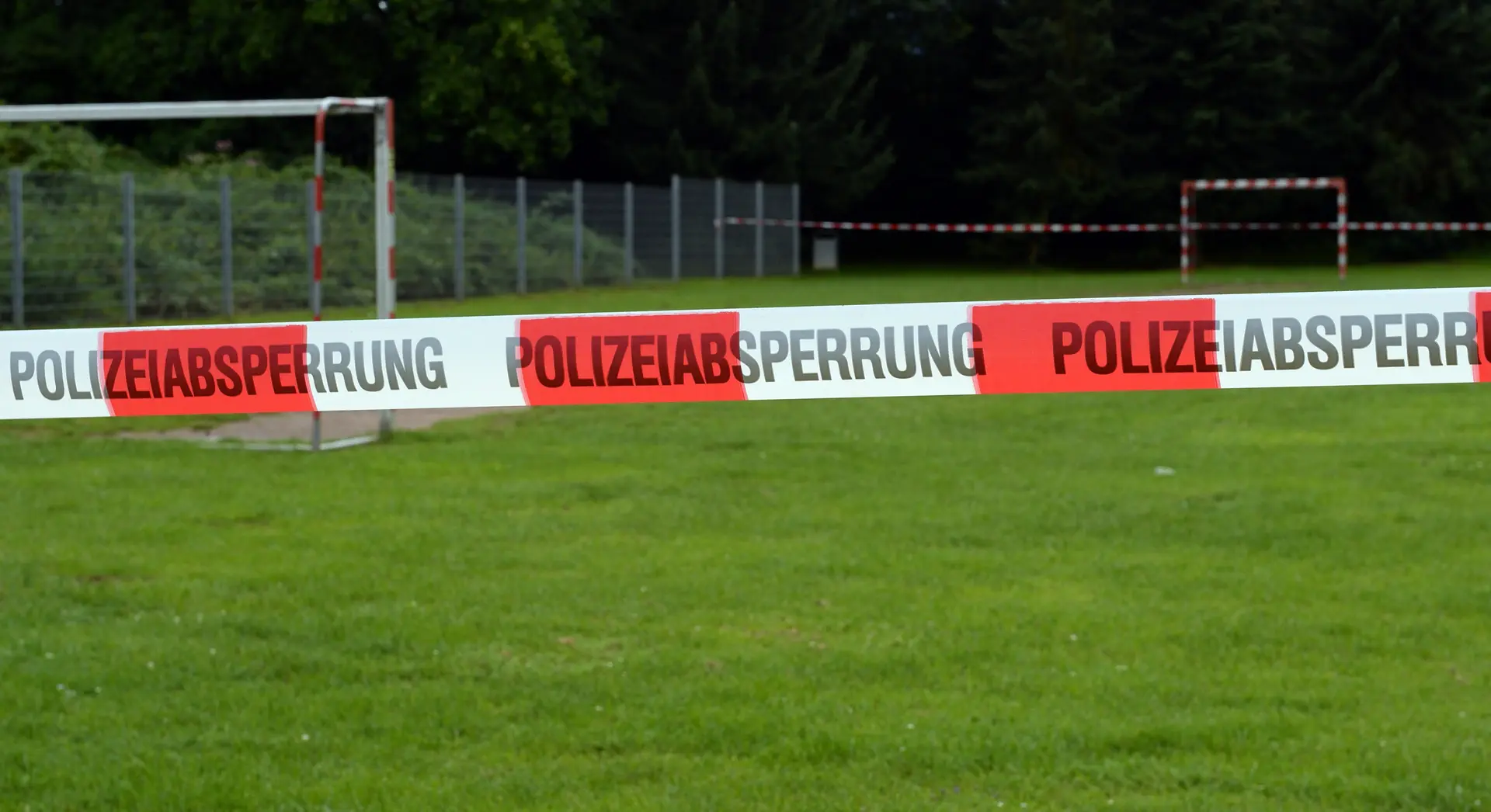Unkontrolliert in die Menschenmenge gestochen: Messerangriff bei Fußballspiel in Detmold