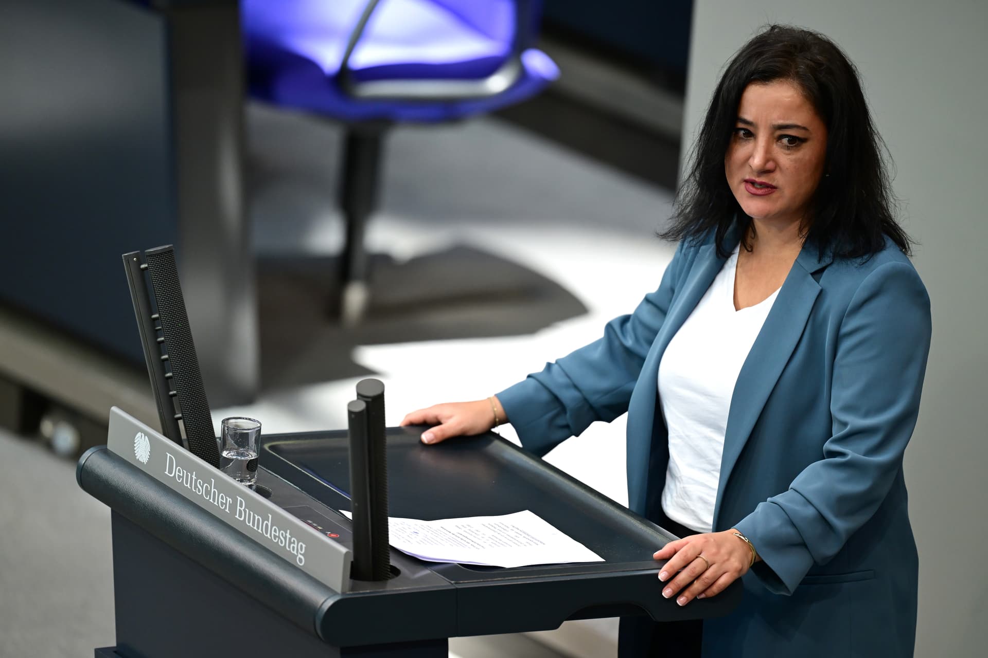 Nach Flaschenwurf im Zug: Bundestag hebt Immunität von Linken-Abgeordneter Akbulut auf