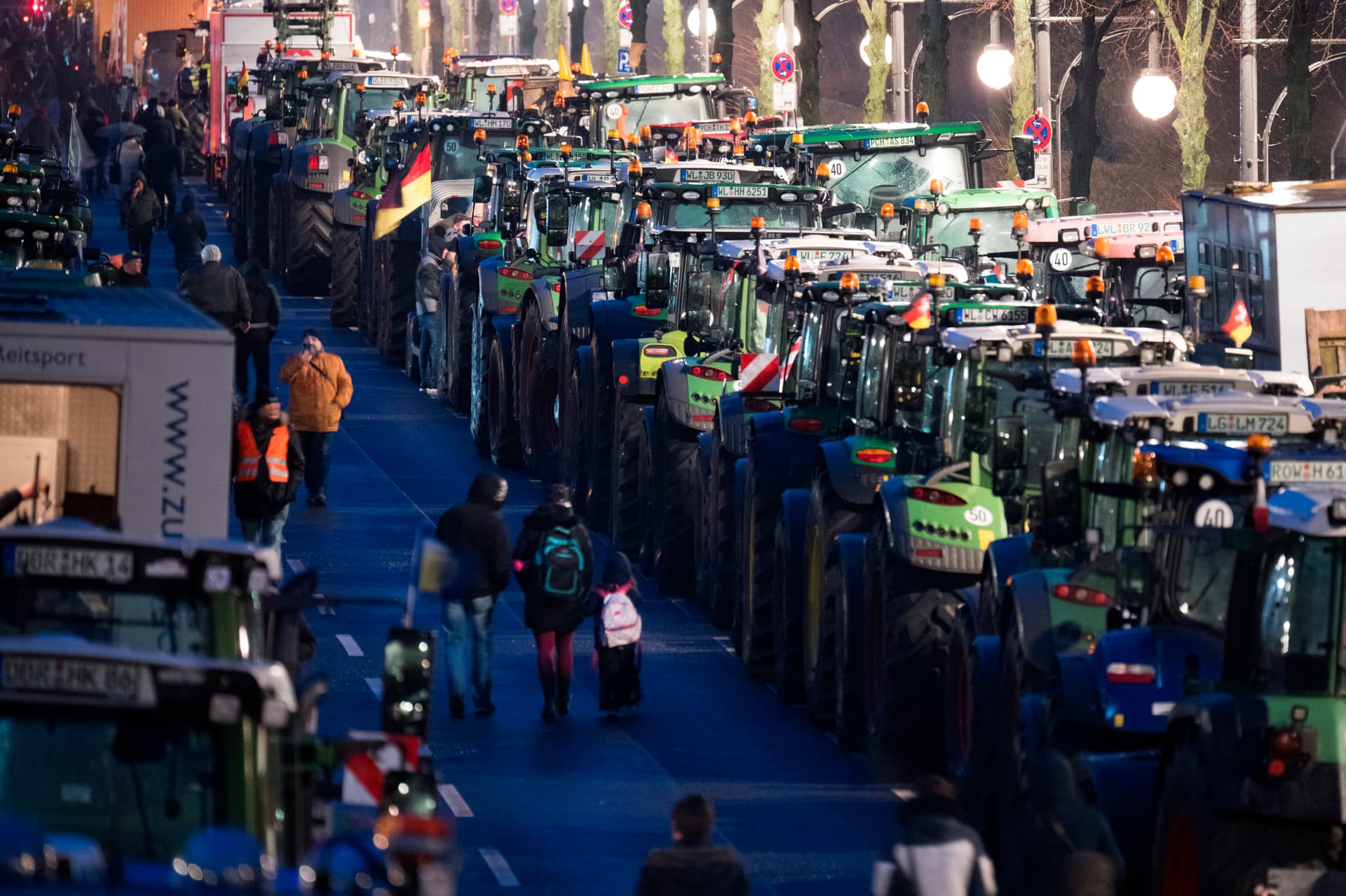 3000 Traktoren, 2000 Lkw, 10.000 Menschen auf dem Weg nach Berlin: Am Montag kommt das Finale der Bauern-Proteste