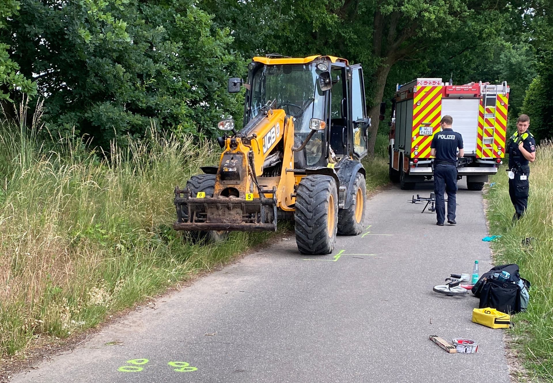 Bei Hamburg: Vater und Kind bei Baggerunfall getötet, 10 verletzte Kinder