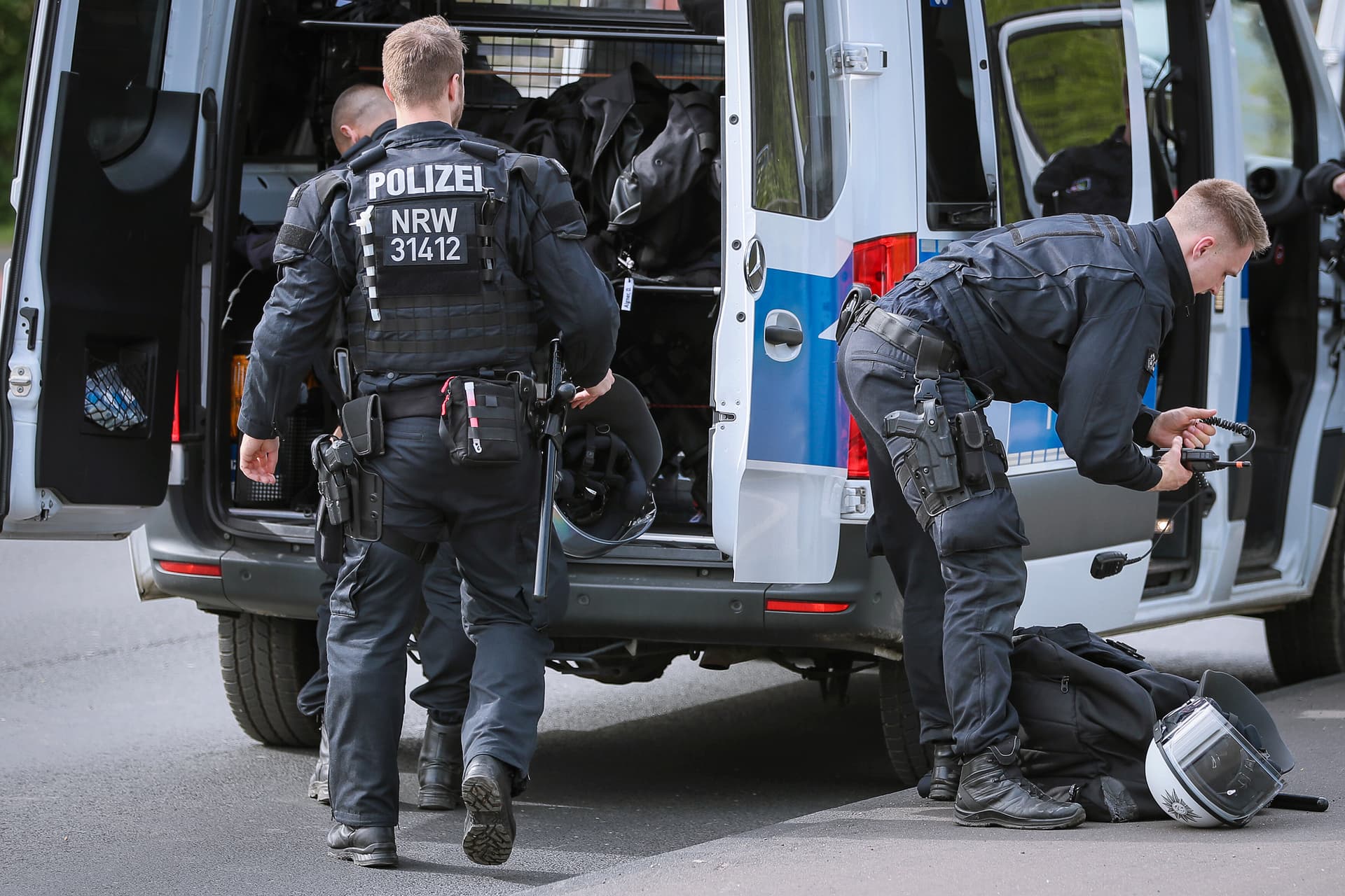 Person schwer verletzt! Polizei-Großeinsatz nach Axt-Angriff in NRW