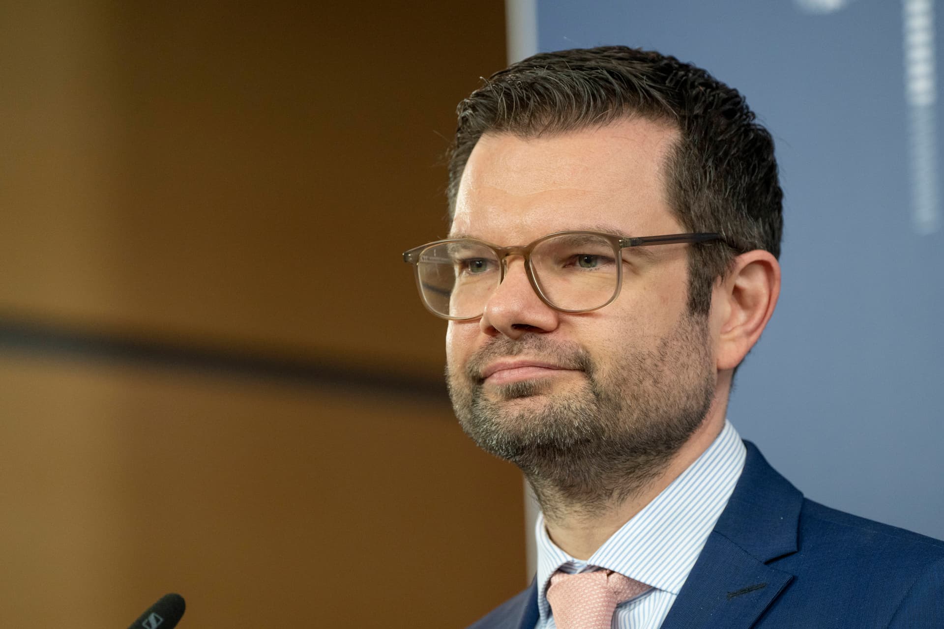 „Sachbeschädigung“: Nach Trans-Angriff auf das Haus von Minister Buschmann wiegelt sein Ministerium ab