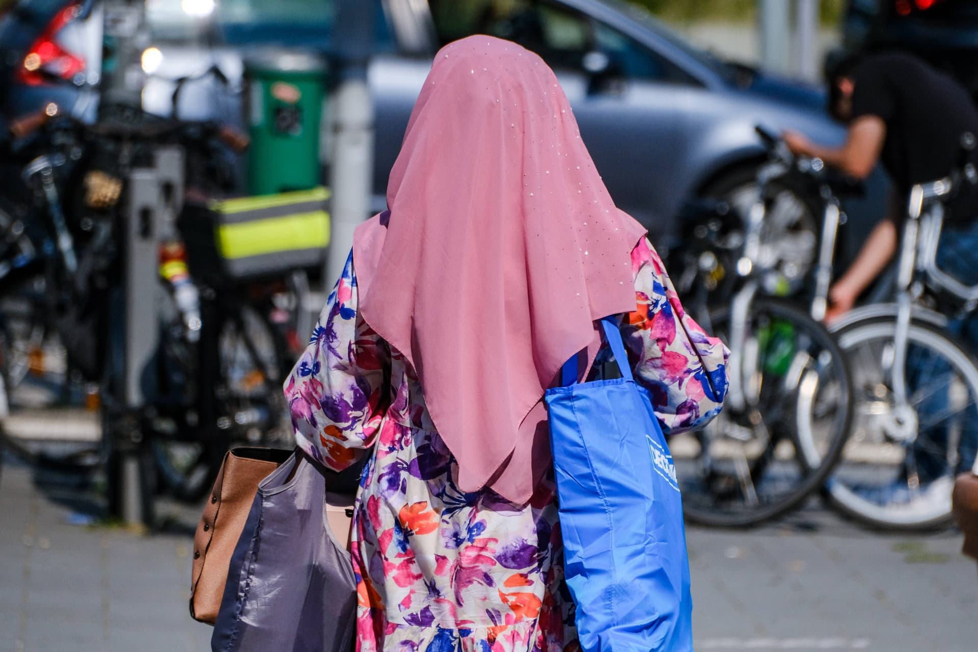 Weil sie das Kopftuch ablegen wollte: Türkischer Ehemann soll Frau bedroht, geschlagen und vergewaltigt haben