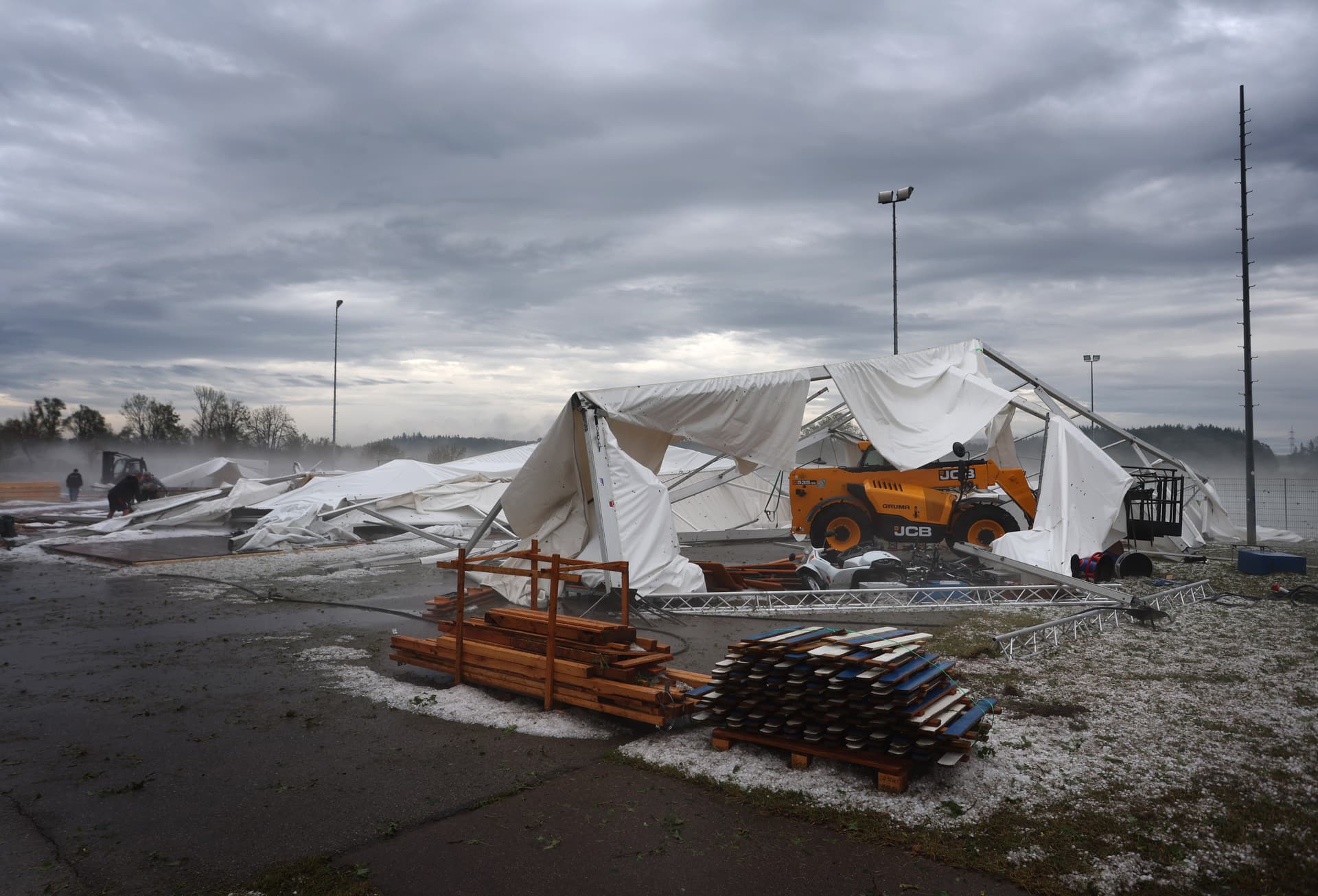 Unwetter in Bayern: Zwölf Verletzte durch umgestürztes Bierzelt
