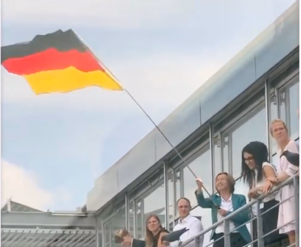 AfD schwenkt Deutschlandfahne vom Bundestags-Balkon – Polizei schreitet ein