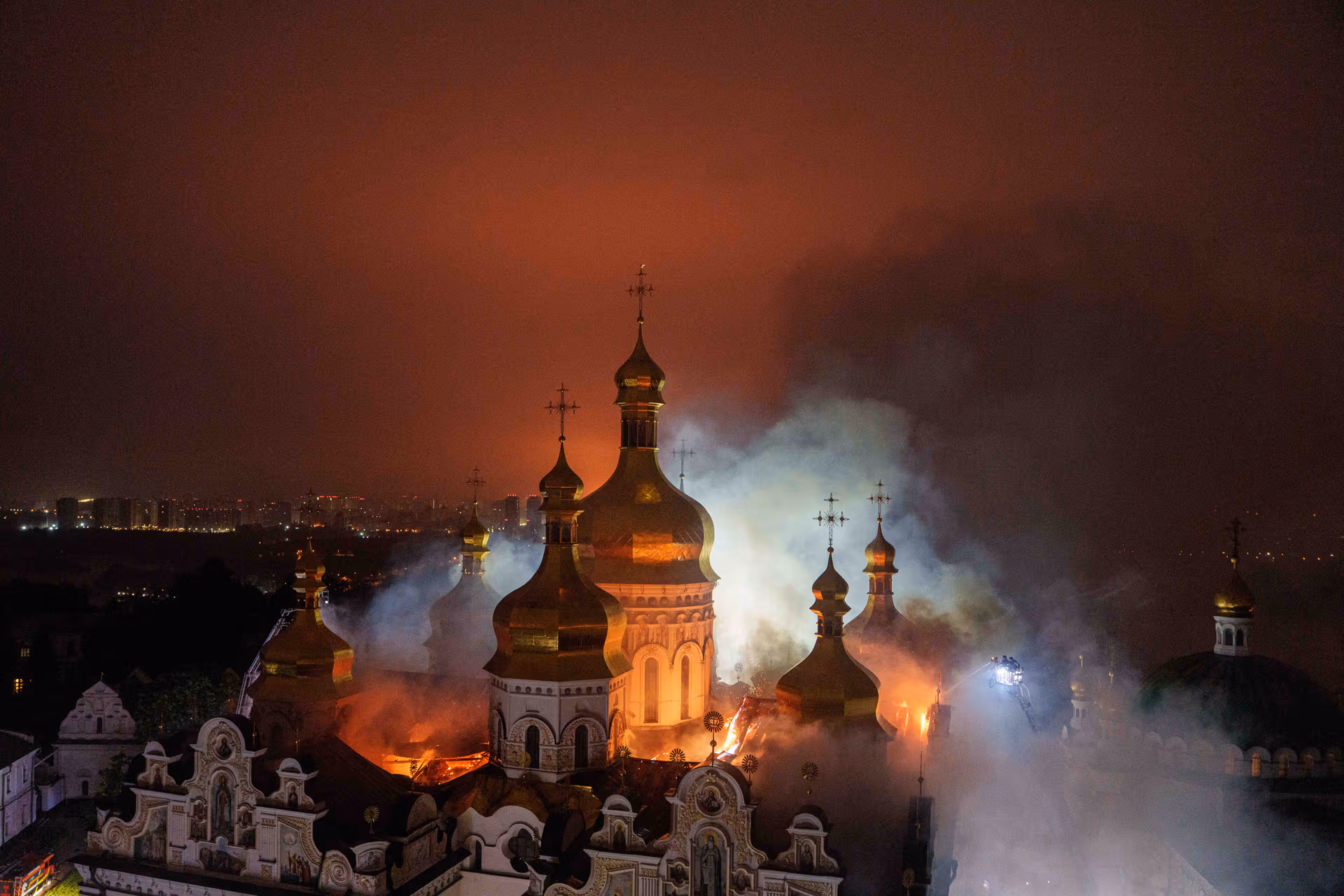 Russische Luftangriffe auf die Ukraine: Mindestens neun Tote, berühmtes Höhlenkloster brennt