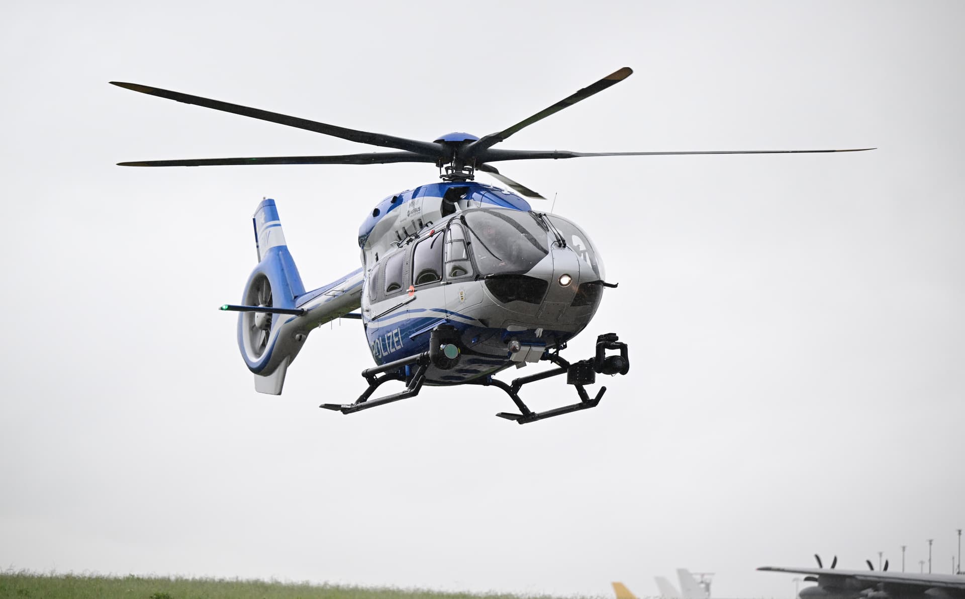 Attacke am Karlsruher Bahnhof: Polizei sucht mit Hubschrauber nach Messerstecher