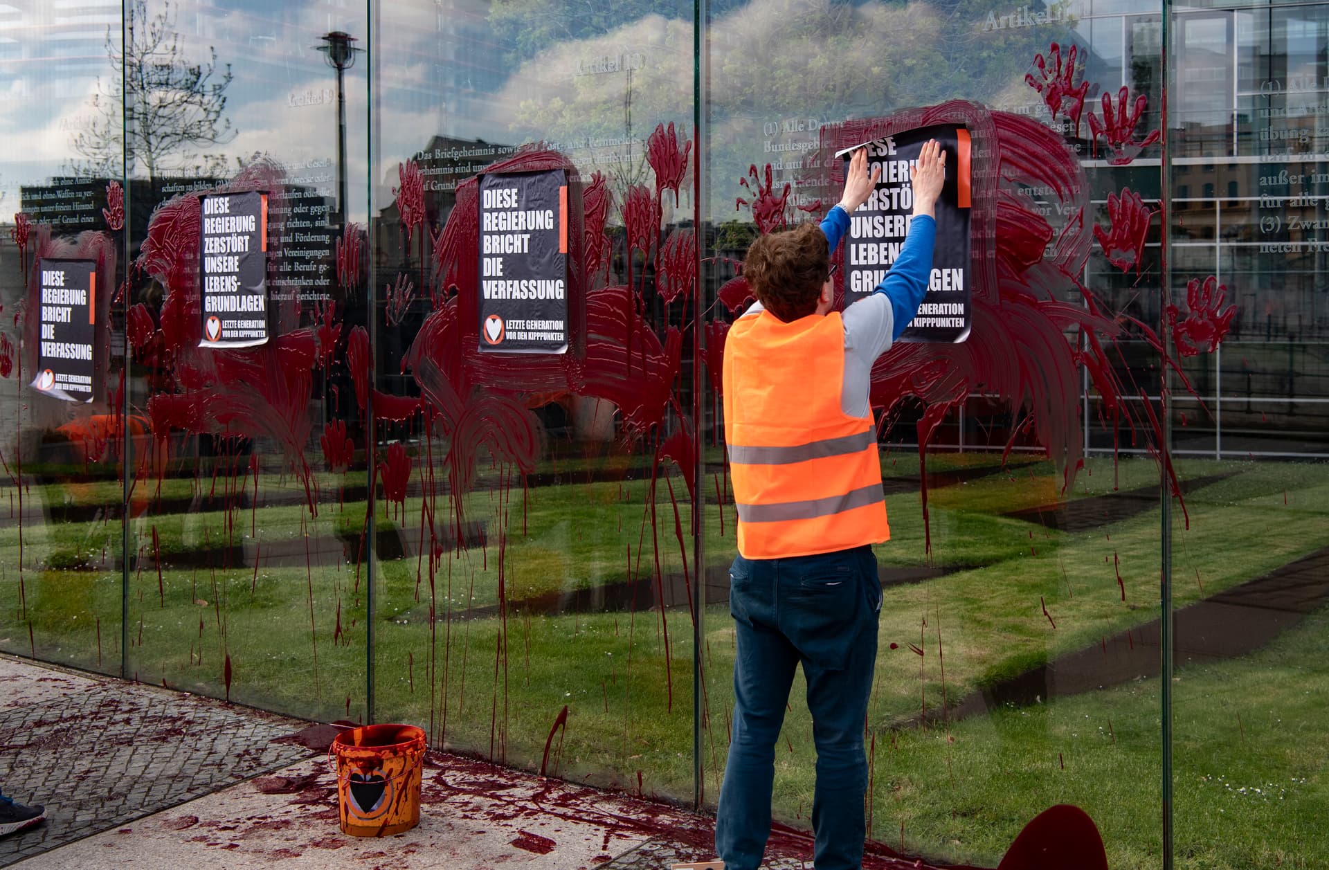 „Letzte Generation“ beschmiert wieder Grundgesetz-Denkmal