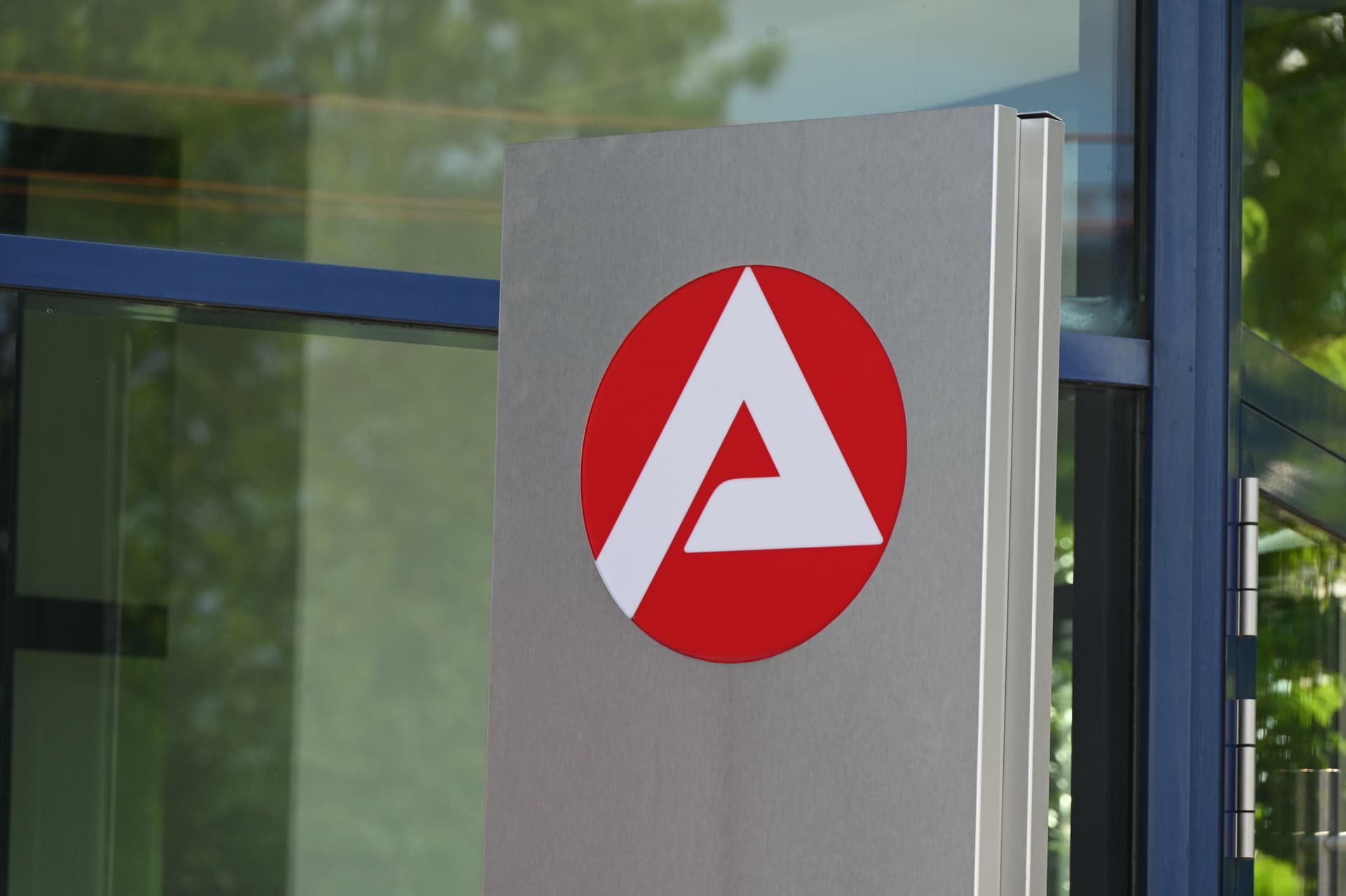 Arbeitslosigkeit steigt im August deutlich – erstmals seit einem Jahrzehnt über drei Millionen