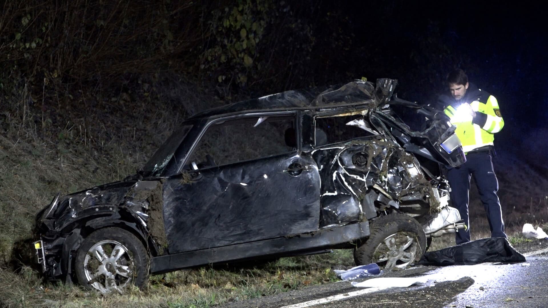 Auto stürzt Böschung herab - 19-Jähriger tot