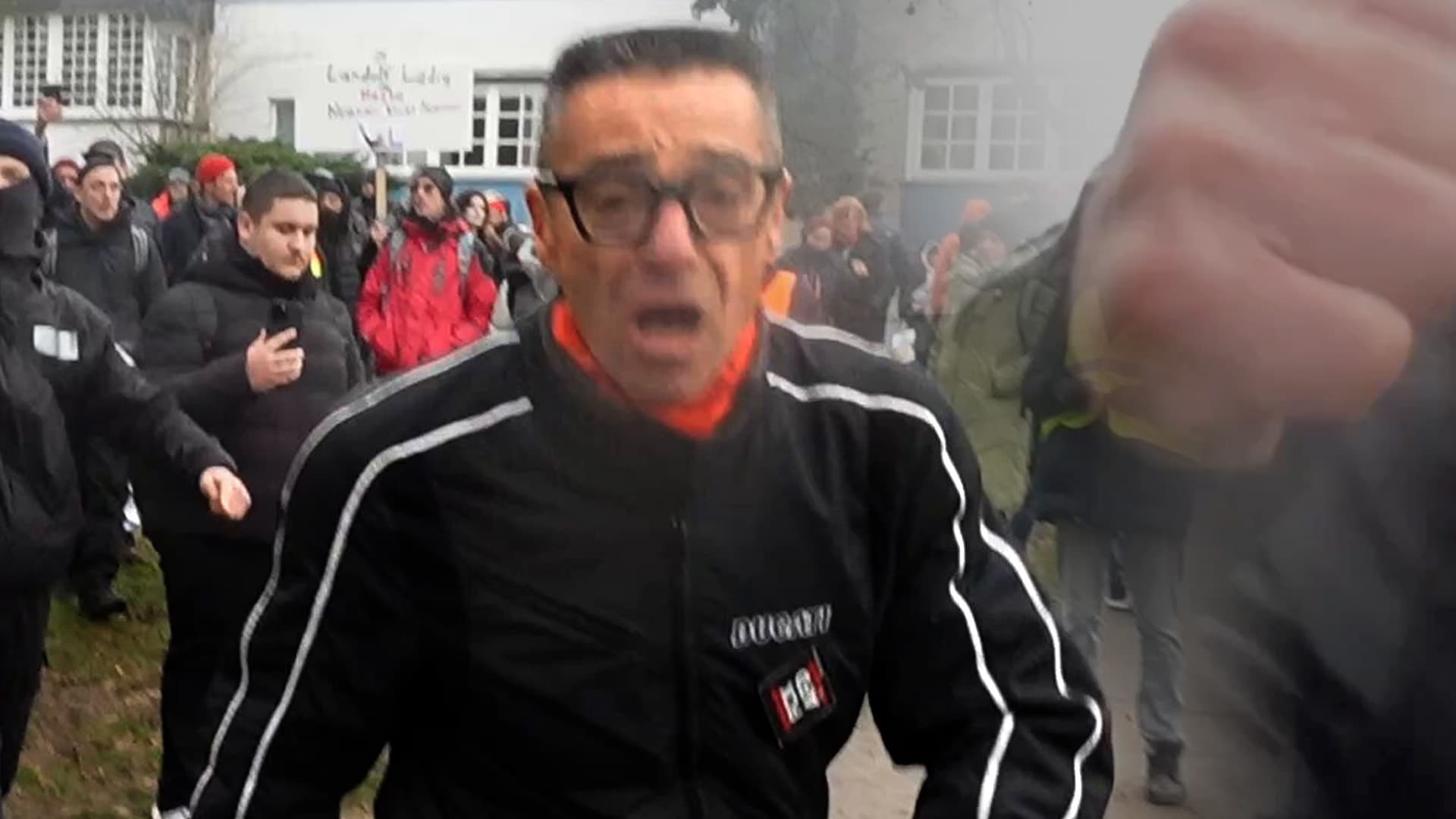Der Mob ist los! Autohändler aus Gießen prügelt auf Kamerateam ein