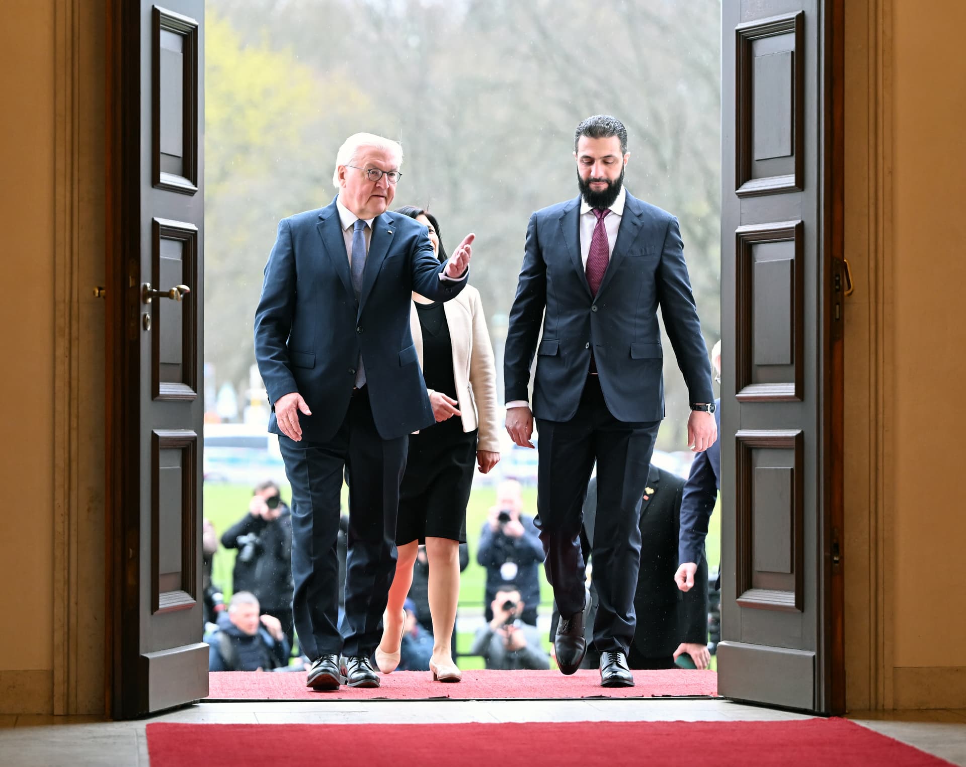 Mit Allahu-Akbar-Rufen in Deutschland begrüßt: Syriens Übergangspräsident und Ex-Terrorist Ahmed al-Scharaa besucht Berlin