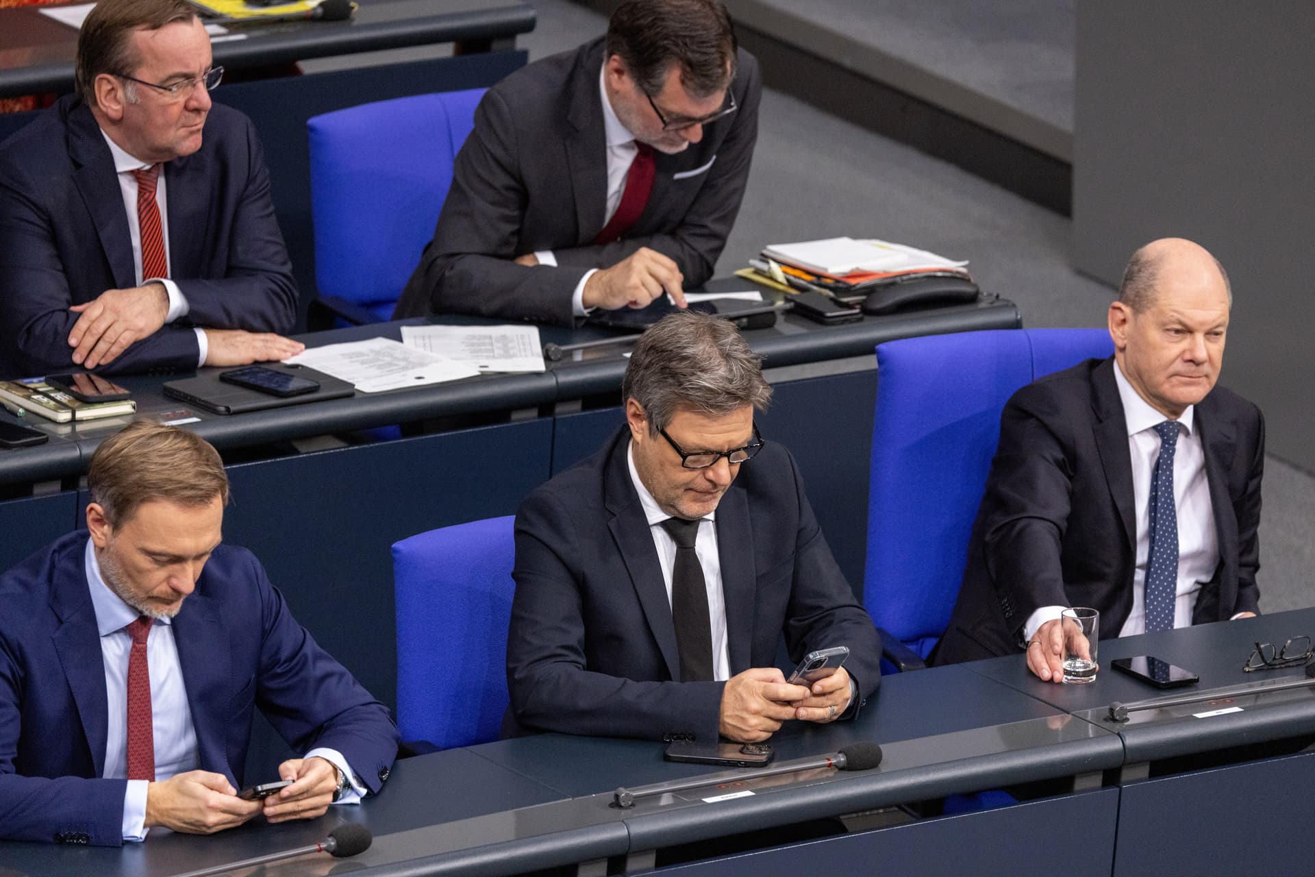 Nächste Umfrage-Klatsche für die Ampel: Nur noch 4 Parteien im Bundestag!