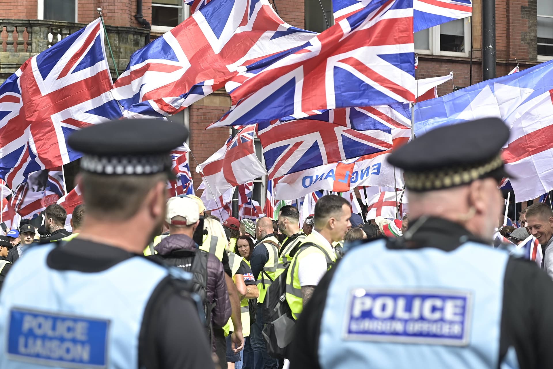 Mehr als 100.000 Teilnehmer bei Tommy-Robinson-Demo gegen Migrationspolitik