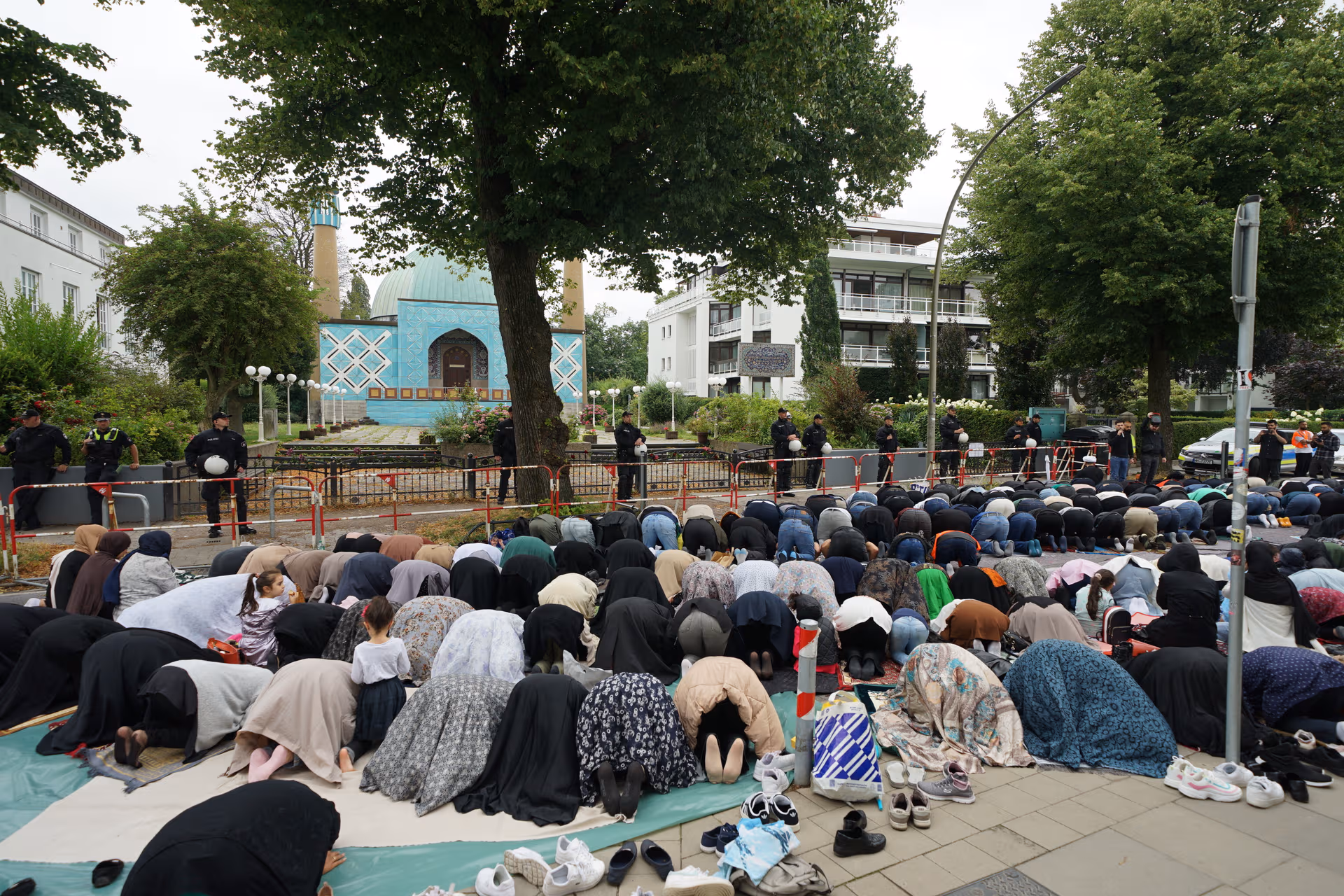 Einen Tag nach IZH-Verbot: Hunderte Muslime beten vor Blauer Moschee in Hamburg
