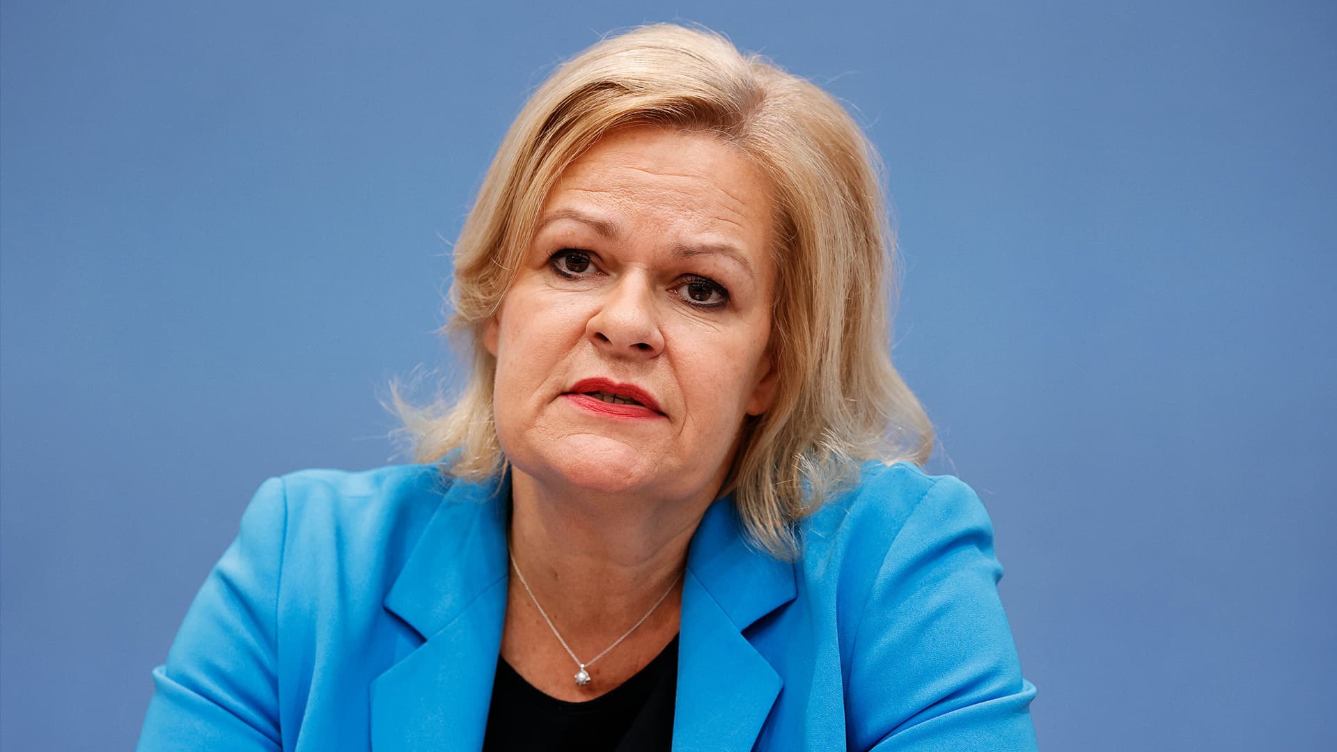 Entsetzen über Faesers Überwachungs-Studie: „Das hat mit Demokratie kaum noch was zu tun!“