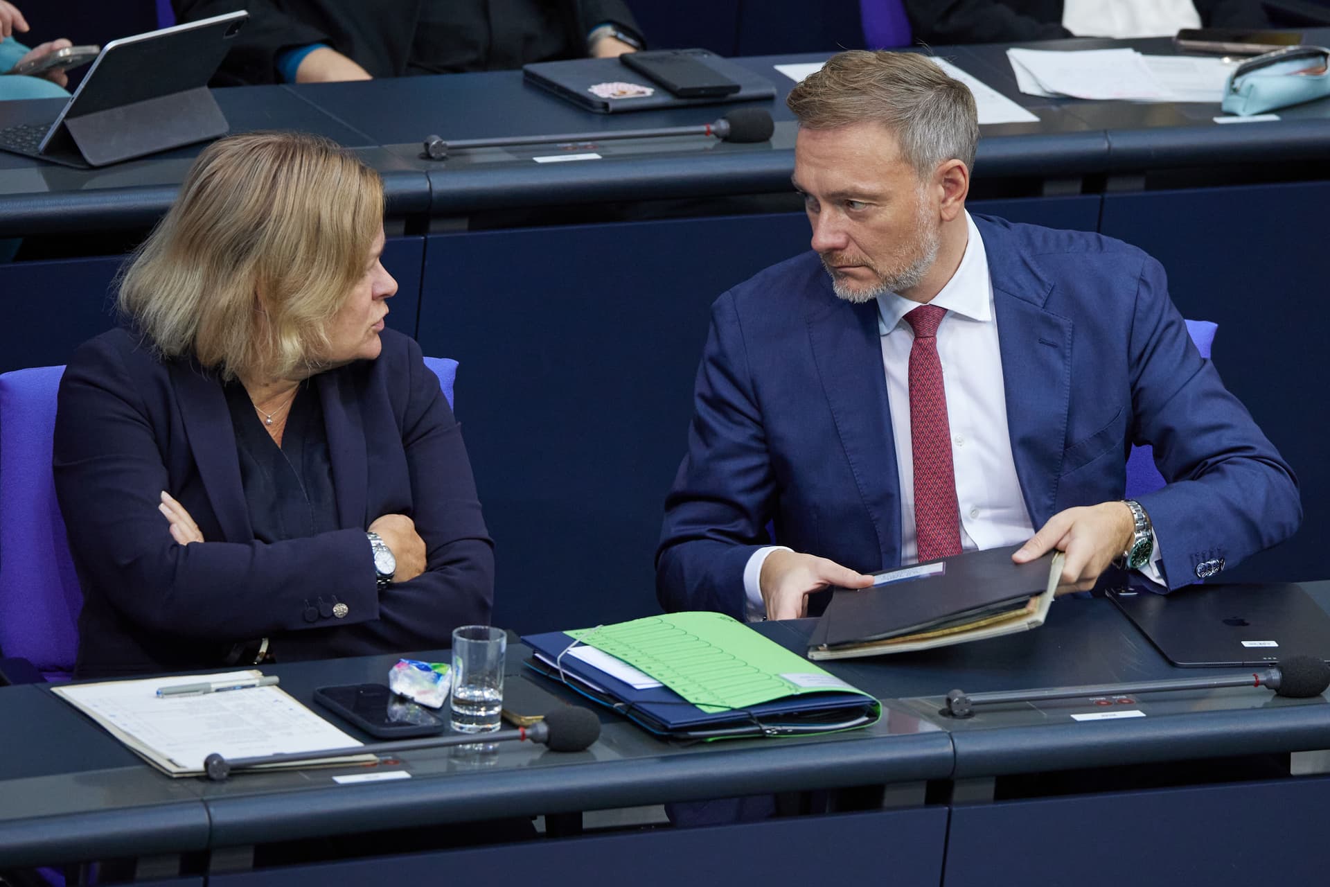 Sieben Ampel-Abgeordnete stimmten mit „Nein“: Bundesregierung peitscht ihr „Sicherheitspaket“ durch das Parlament
