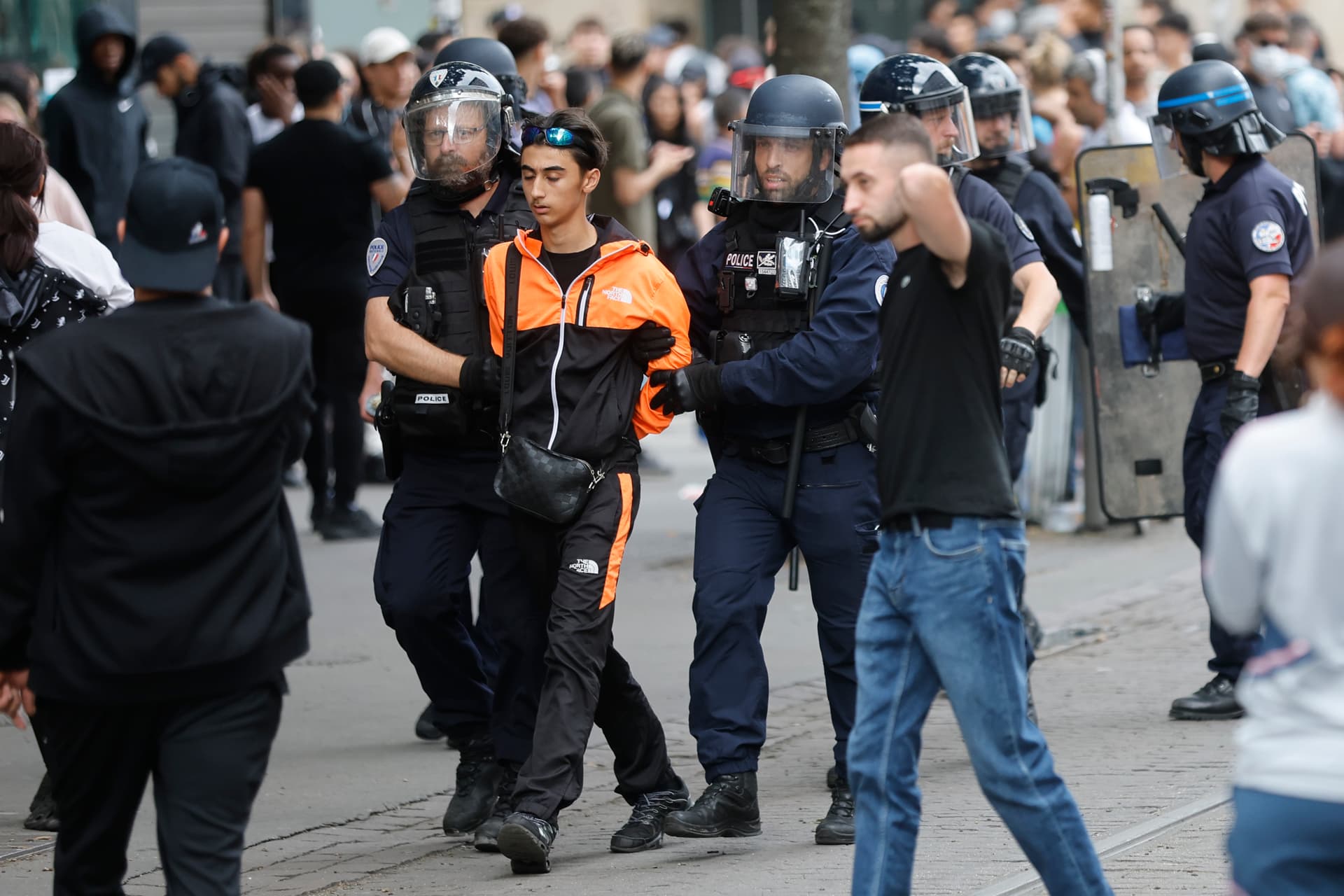Macrons neue innere Sicherheitspolitik – Zensur und Überwachung in Frankreich